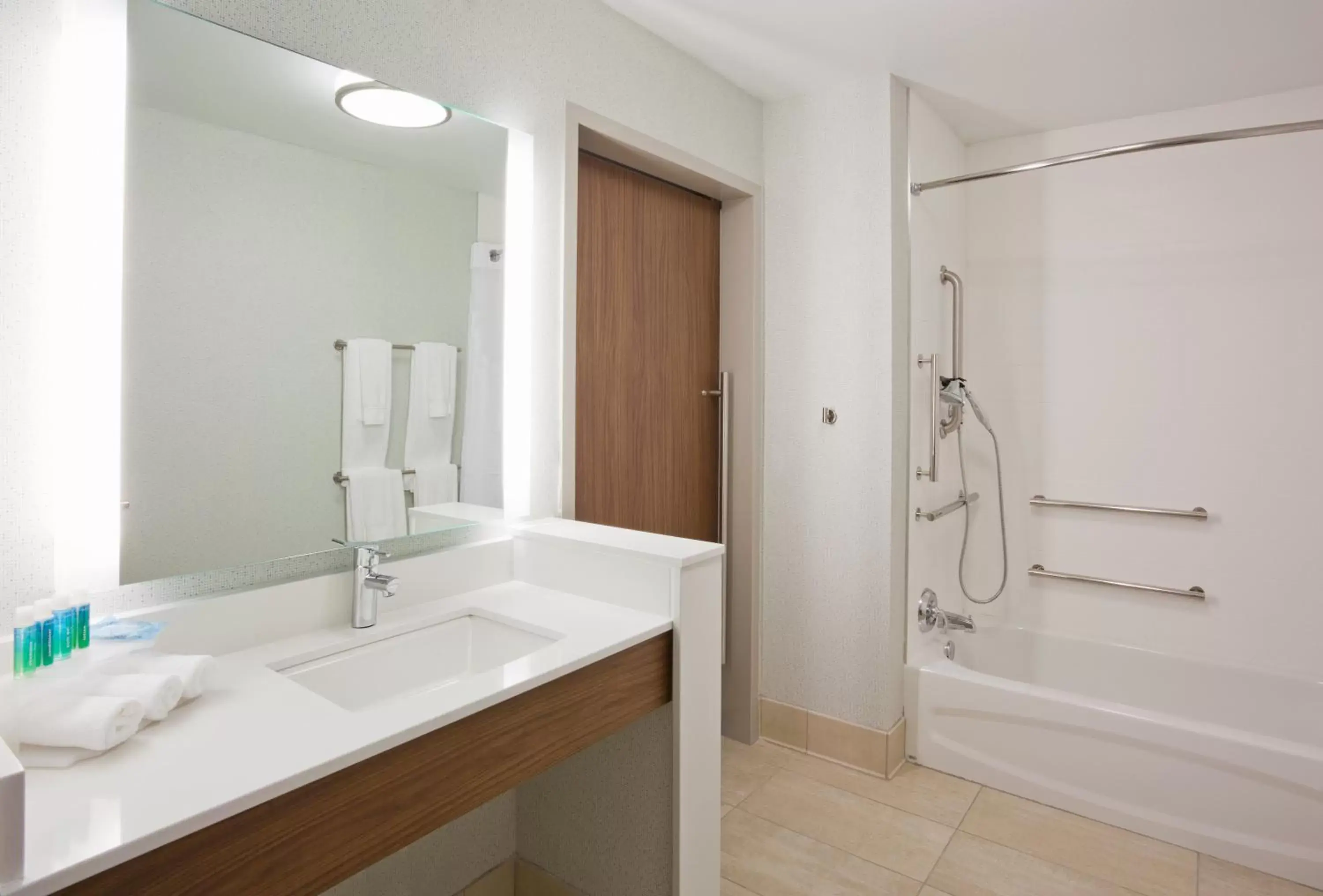 Photo of the whole room, Bathroom in Holiday Inn Express and Suites Des Moines Downtown, an IHG Hotel