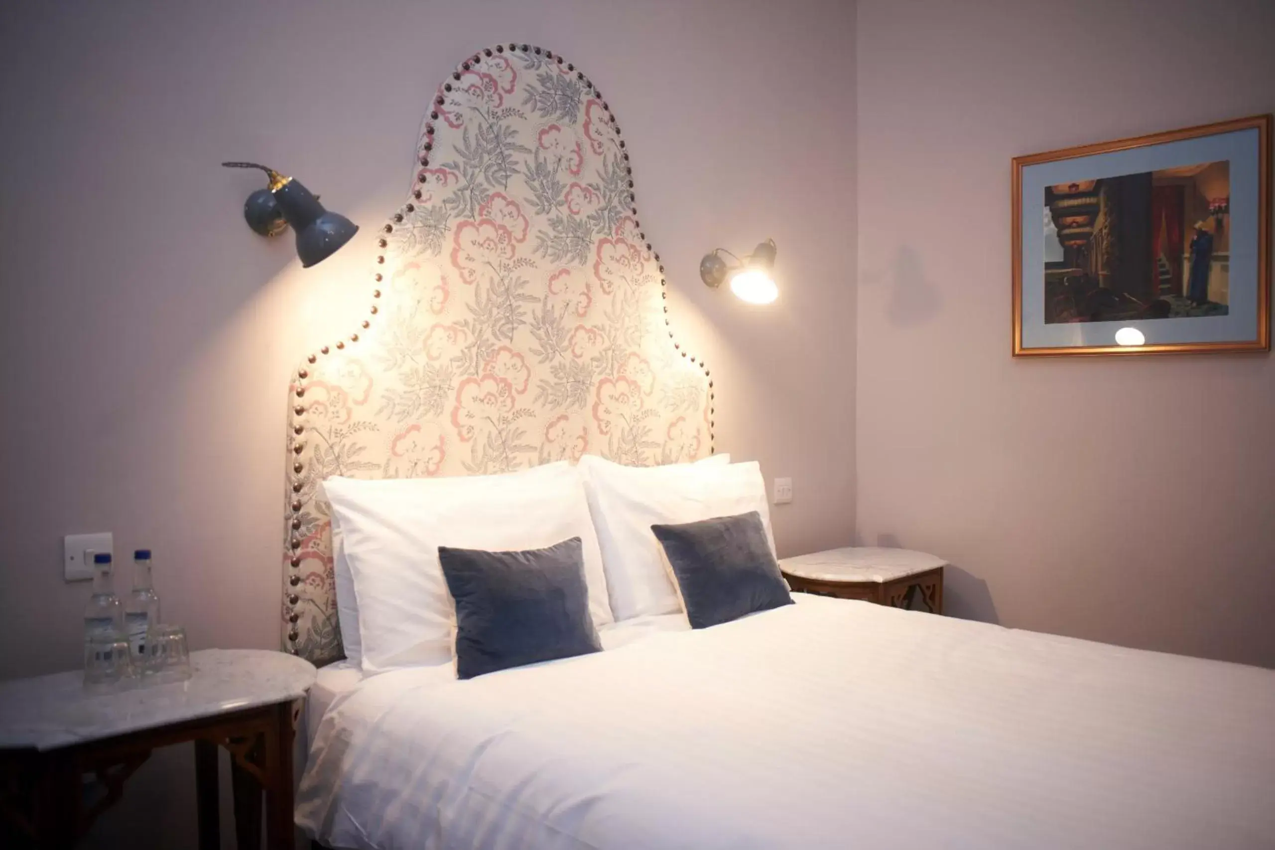 Bedroom, Bed in Embankment Hotel