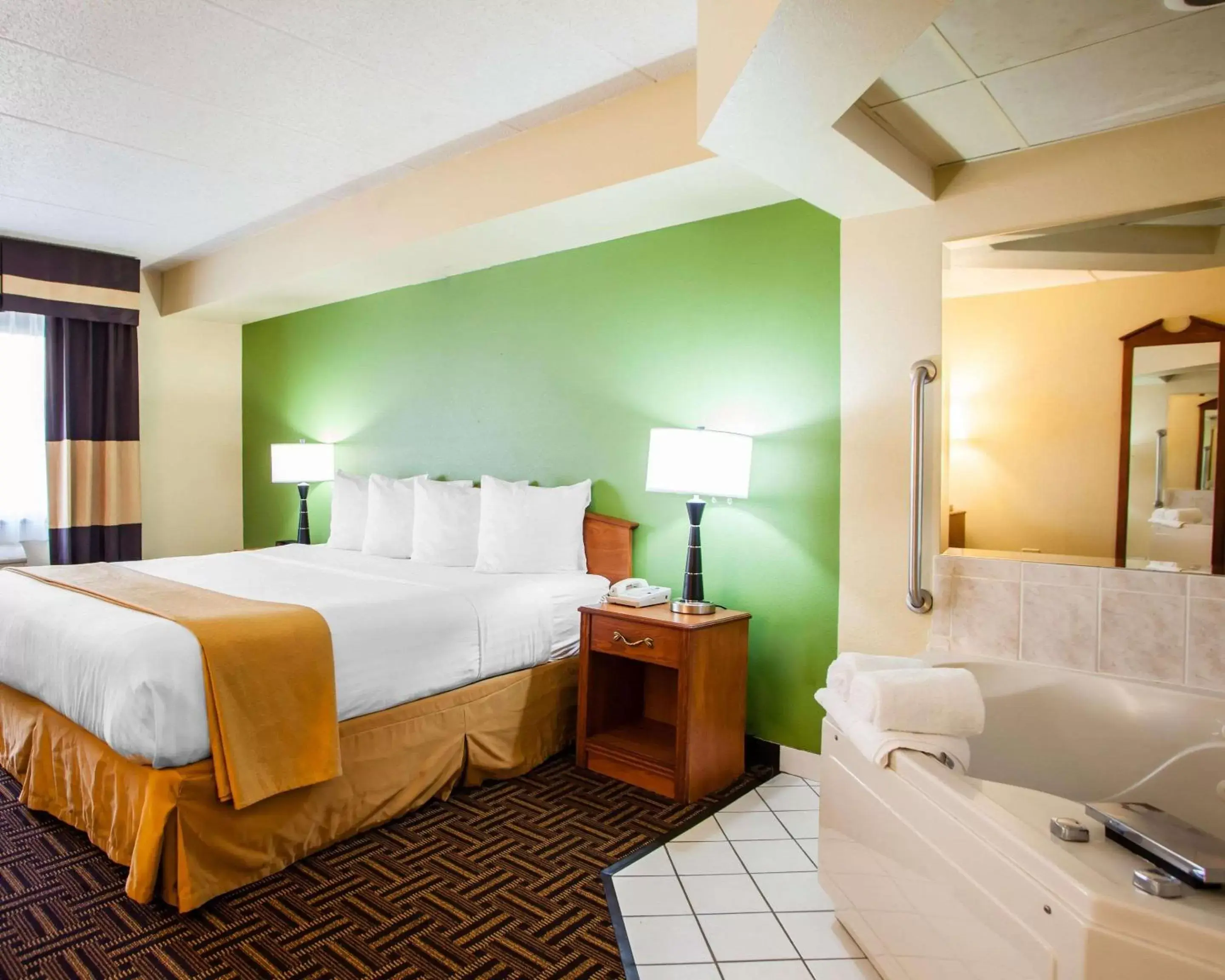 Photo of the whole room, Bed in Quality Inn Bolingbrook I-55