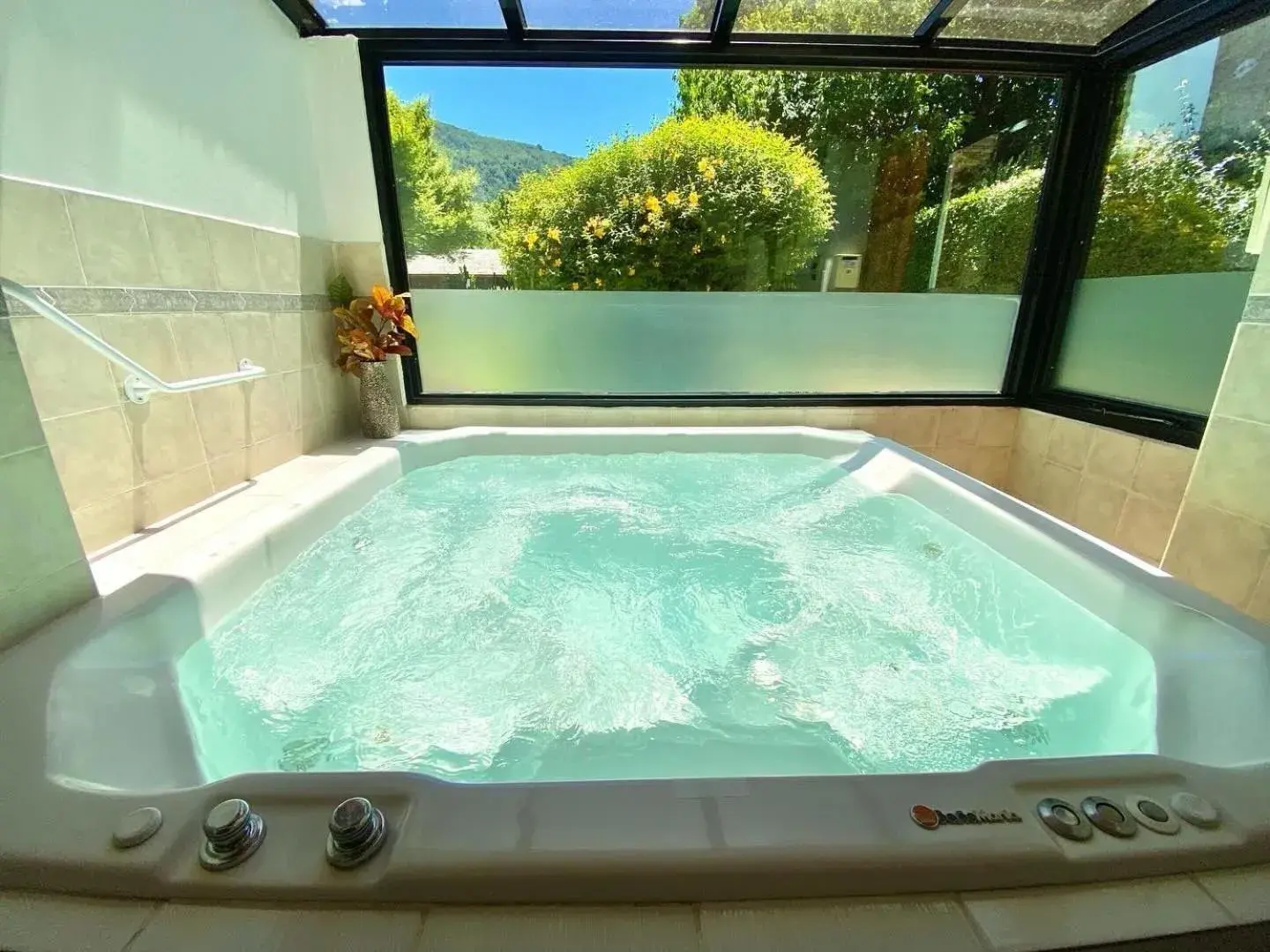 Hot Tub, Swimming Pool in Le Chatelet