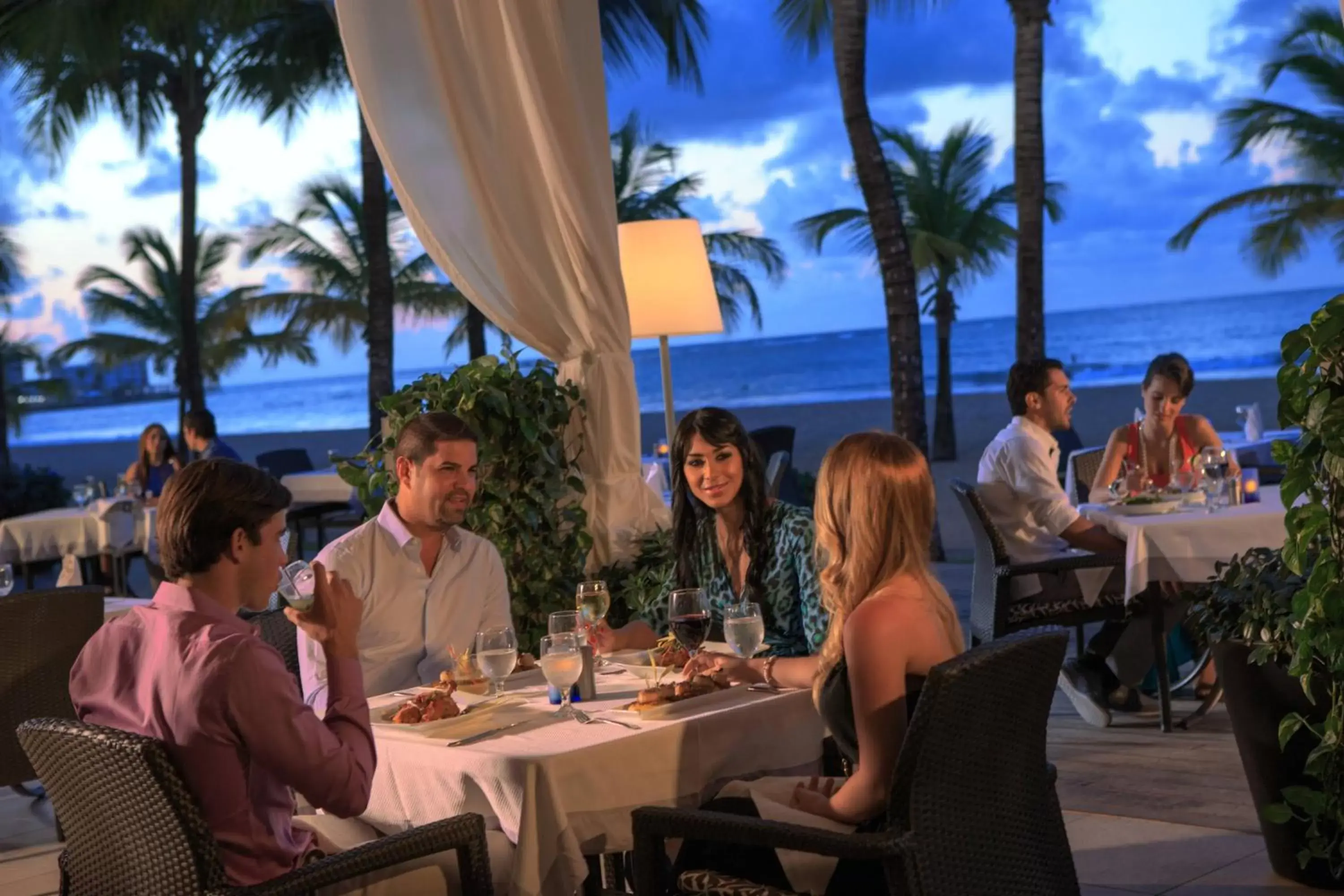 Restaurant/Places to Eat in Courtyard by Marriott Isla Verde Beach Resort