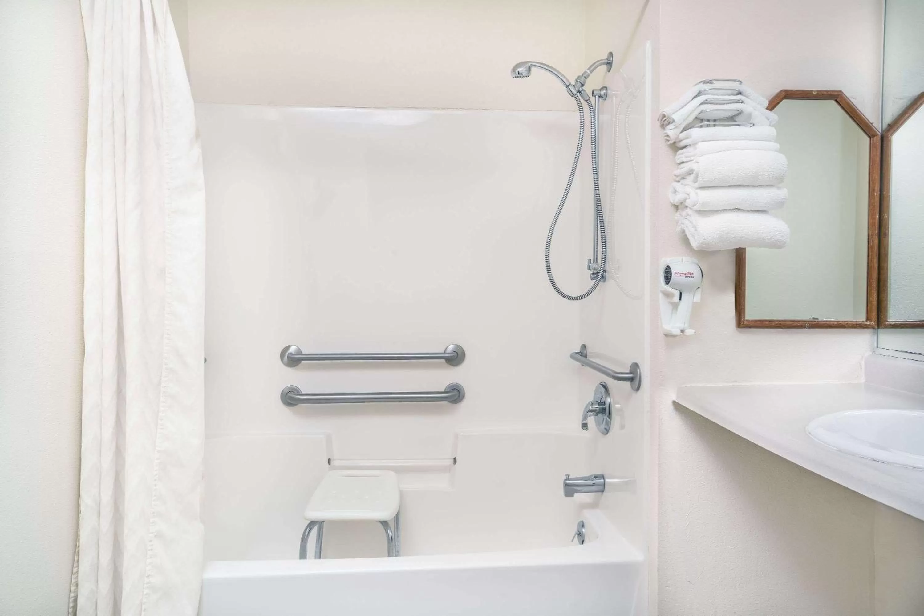 Bathroom in Super 8 by Wyndham Phillips