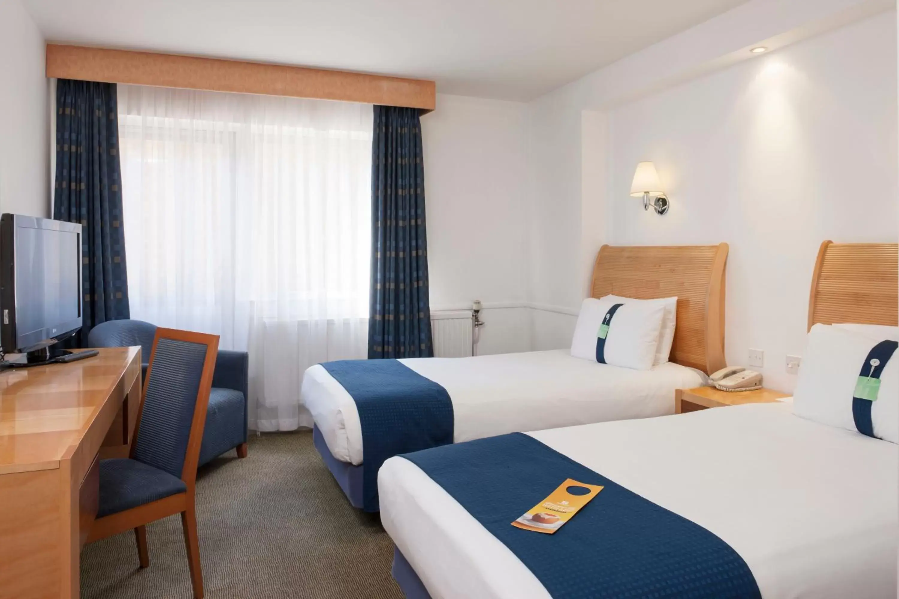 Bed in Holiday Inn Swindon, an IHG Hotel