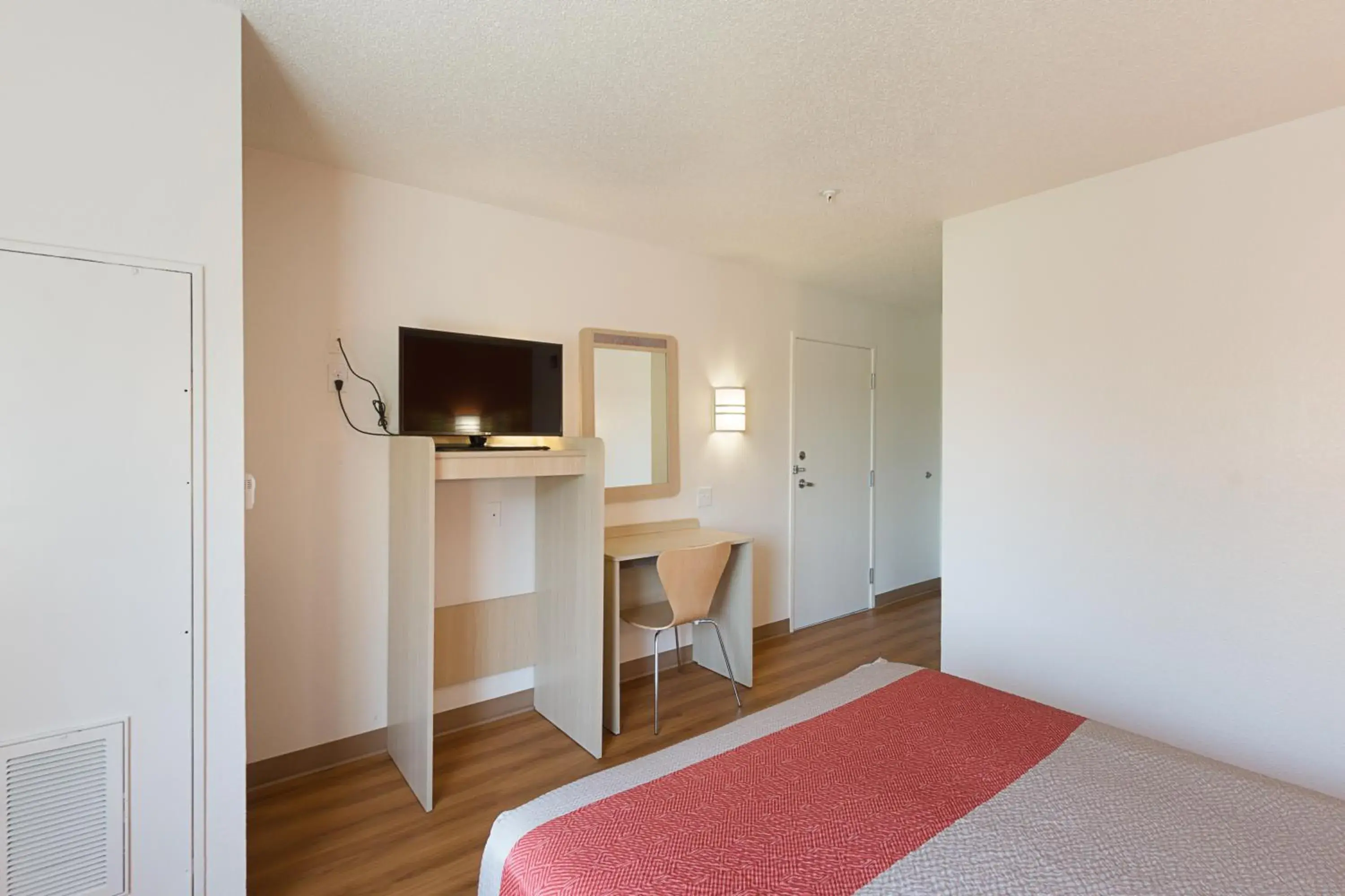 Bedroom, Bed in Motel 6-Columbia, SC - Fort Jackson Area Bedroom, Bed in Motel 6-Columbia, SC - Fort Jackson Area