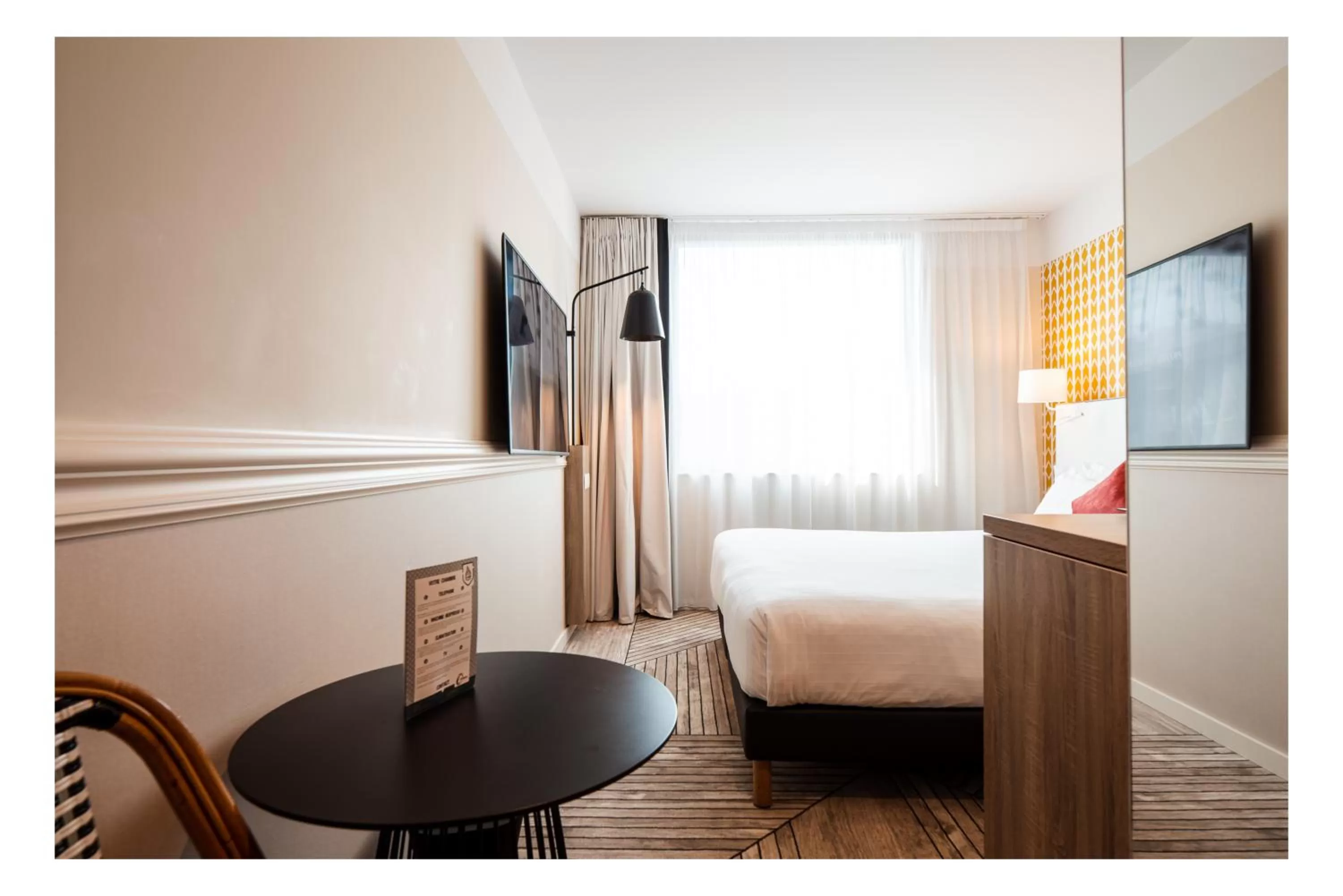 Bedroom, Bed in The Originals Boutique, Hôtel Maison Montmartre Paris Les Puces