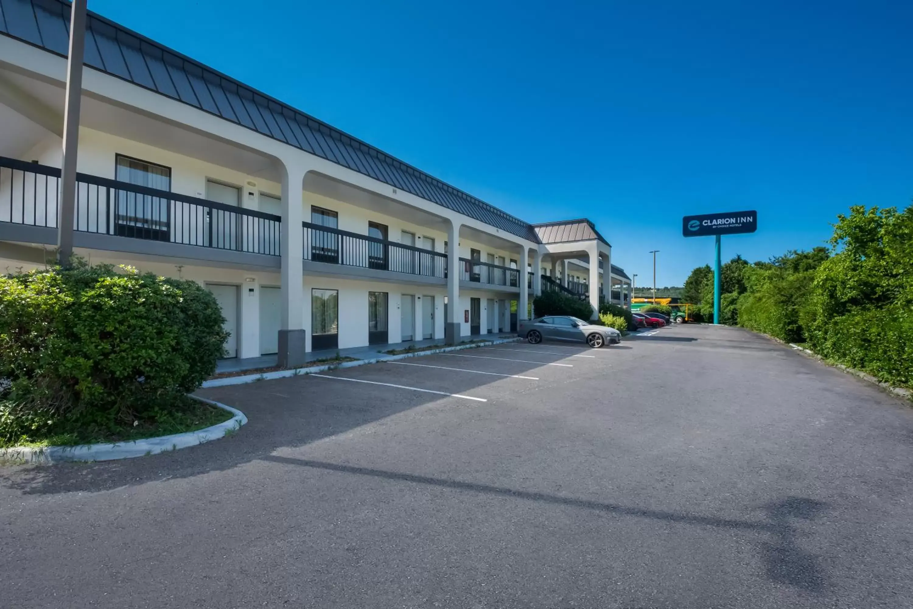 Property building in Clarion Inn Cleveland near University Property building in Clarion Inn Cleveland near University