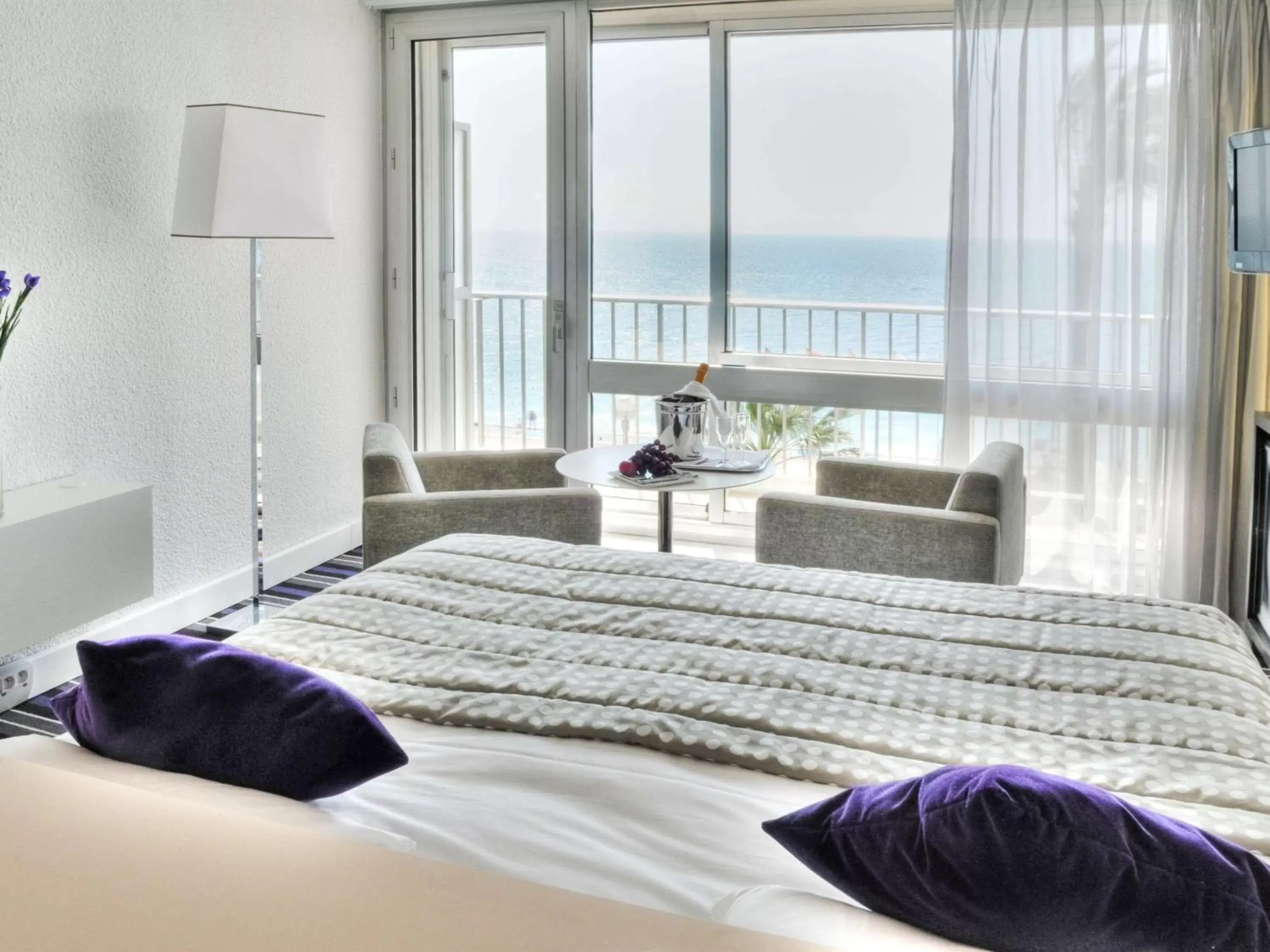 Photo of the whole room, Bed in Mercure Nice Promenade Des Anglais