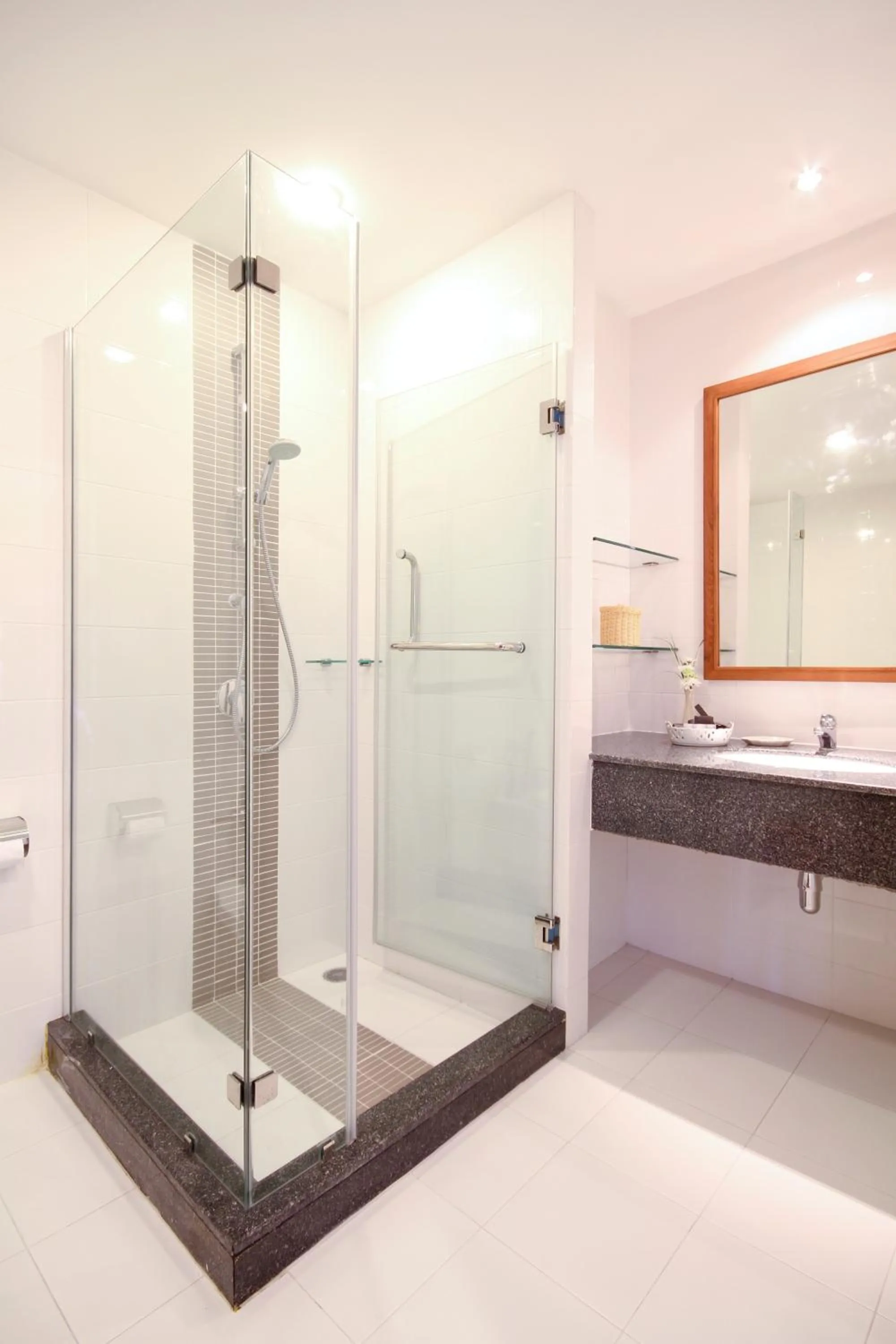 Shower in Kameo Grand Hotel & Serviced Apartment, Rayong