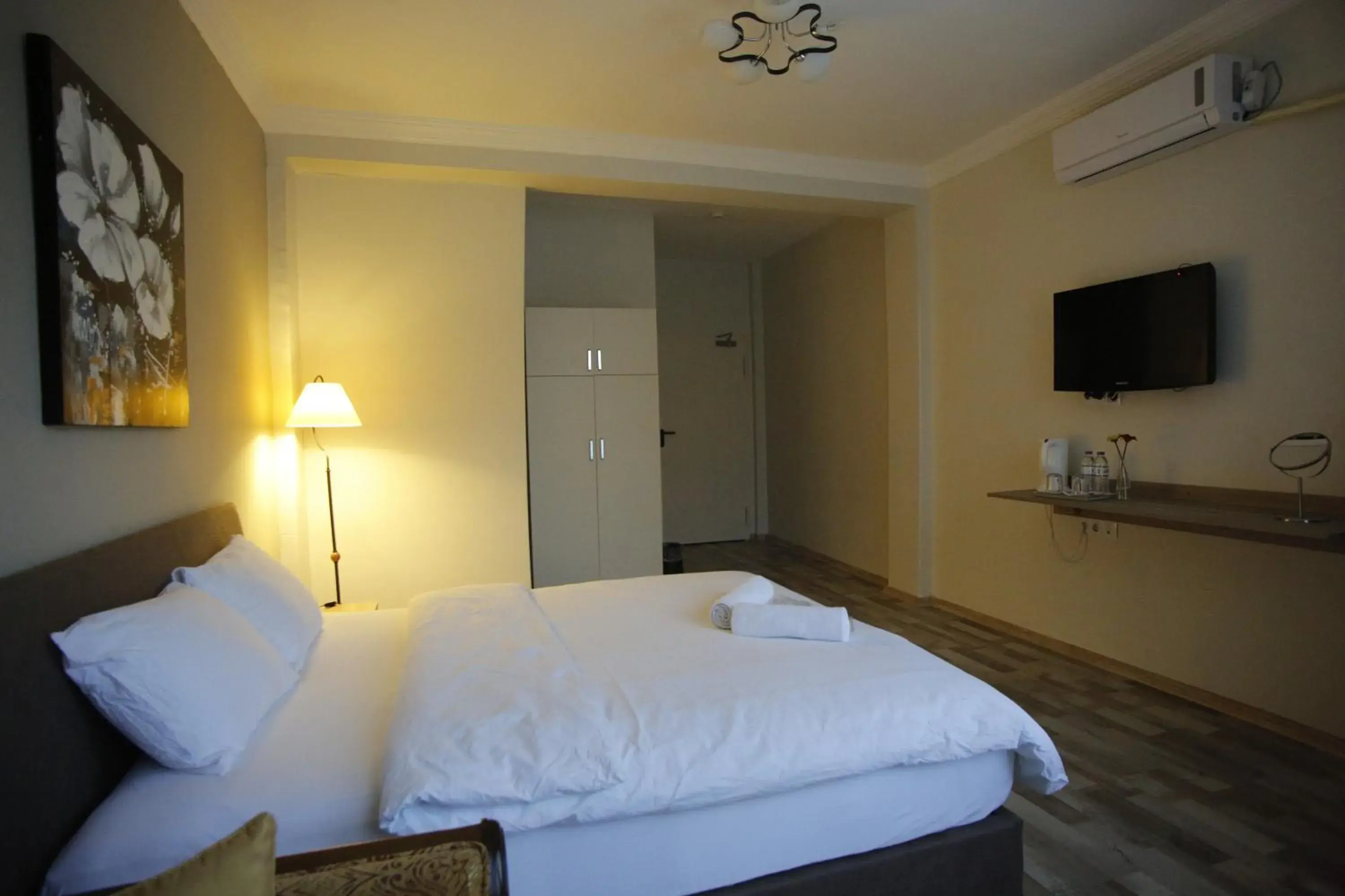 Photo of the whole room, Bed in Puffin Suites