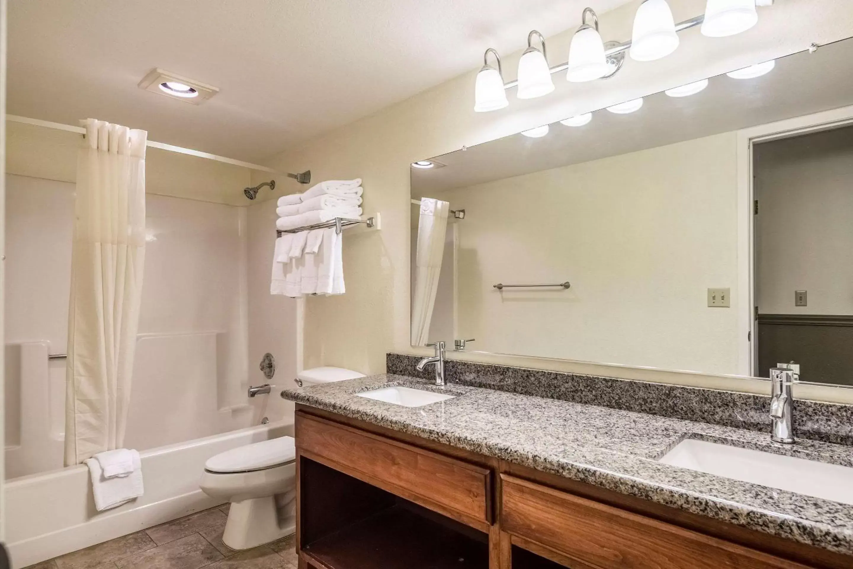 Photo of the whole room, Bathroom in Quality Inn & Suites Coeur d'Alene
