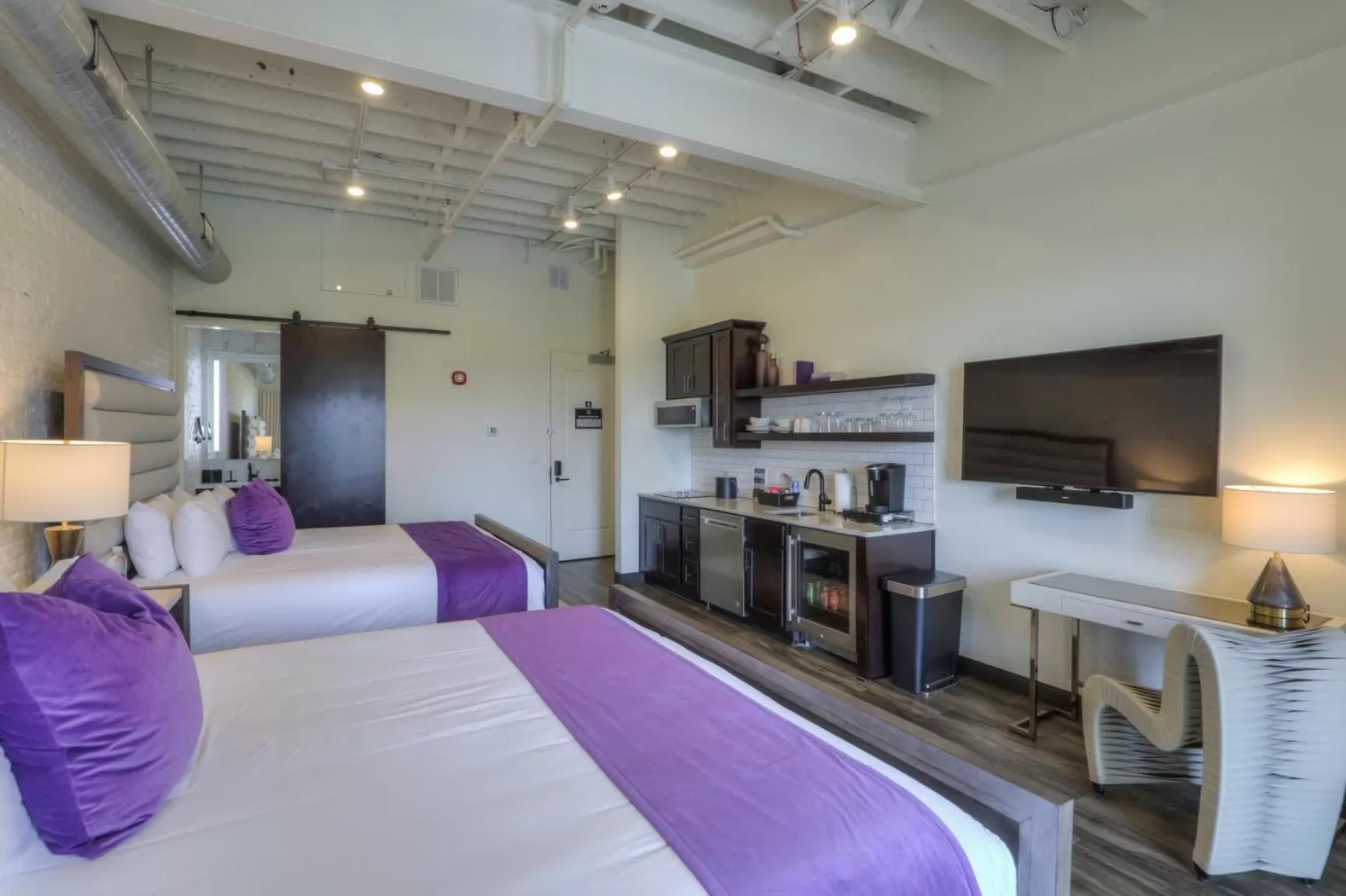 TV and multimedia, Bed in Studio 154 Hotel