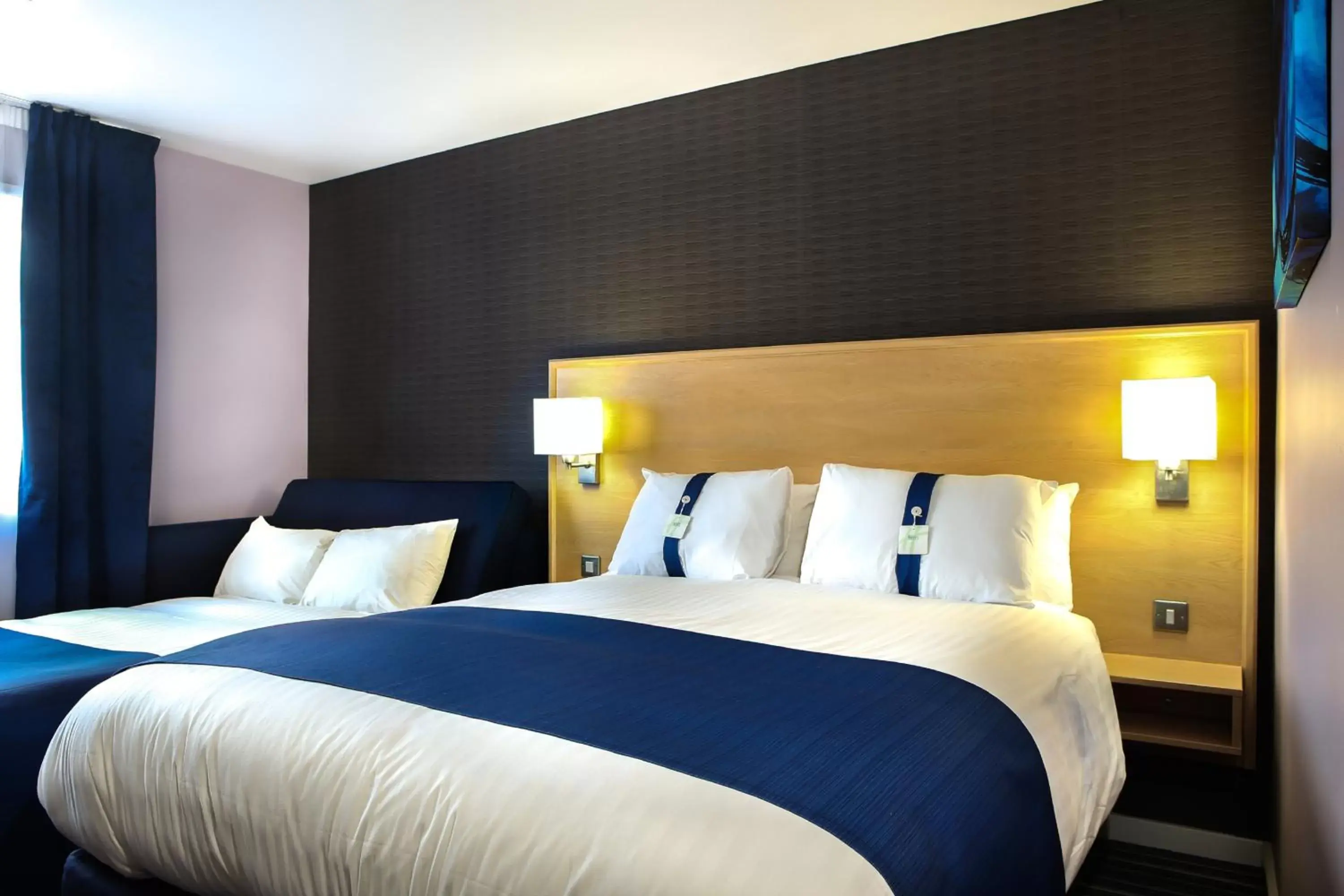 Photo of the whole room, Bed in Holiday Inn Express Manchester Airport, an IHG Hotel