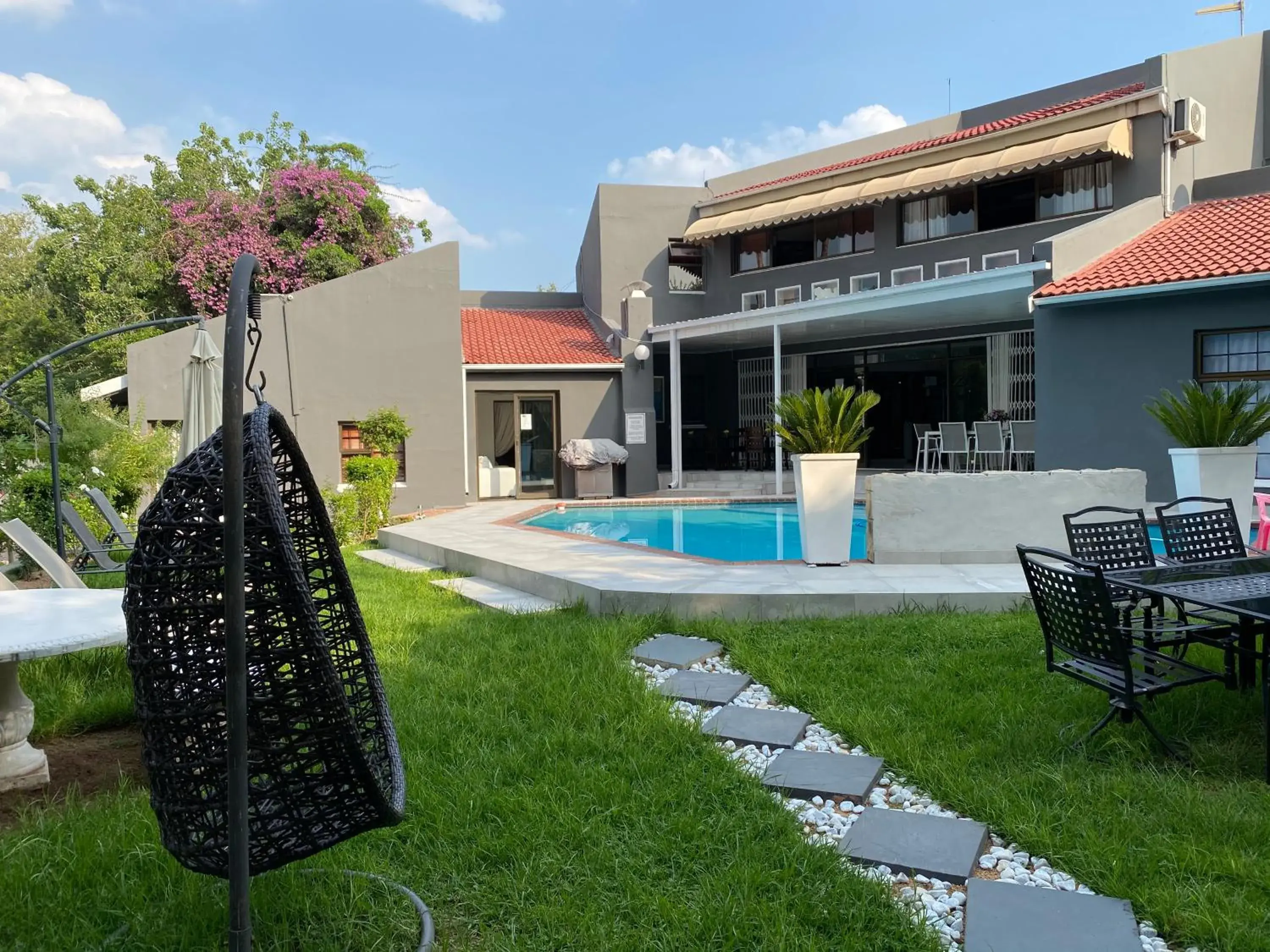 Garden, Swimming Pool in Marion Lodge