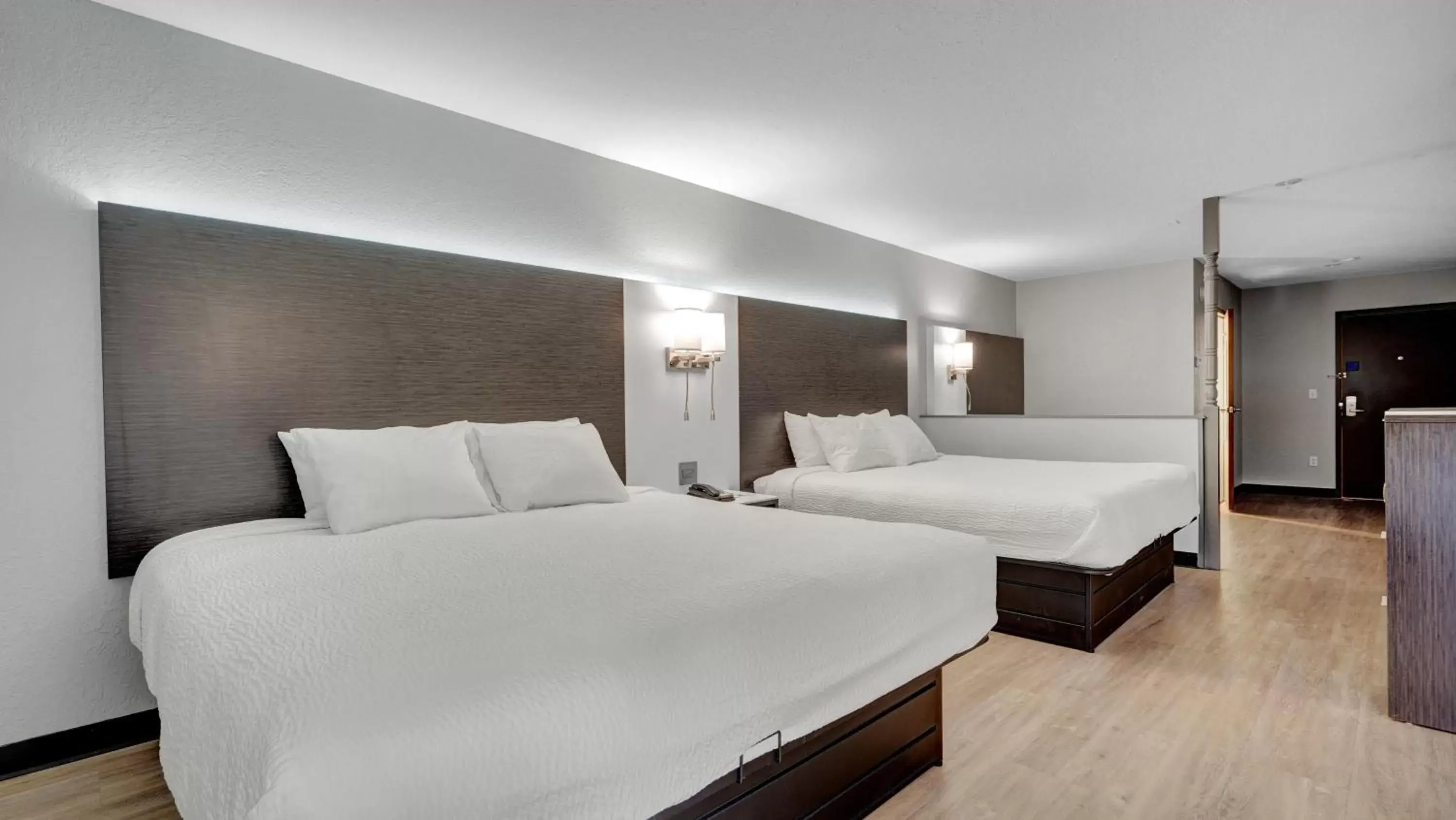 Bed in Days Inn & Suites by Wyndham Niagara Falls/Buffalo