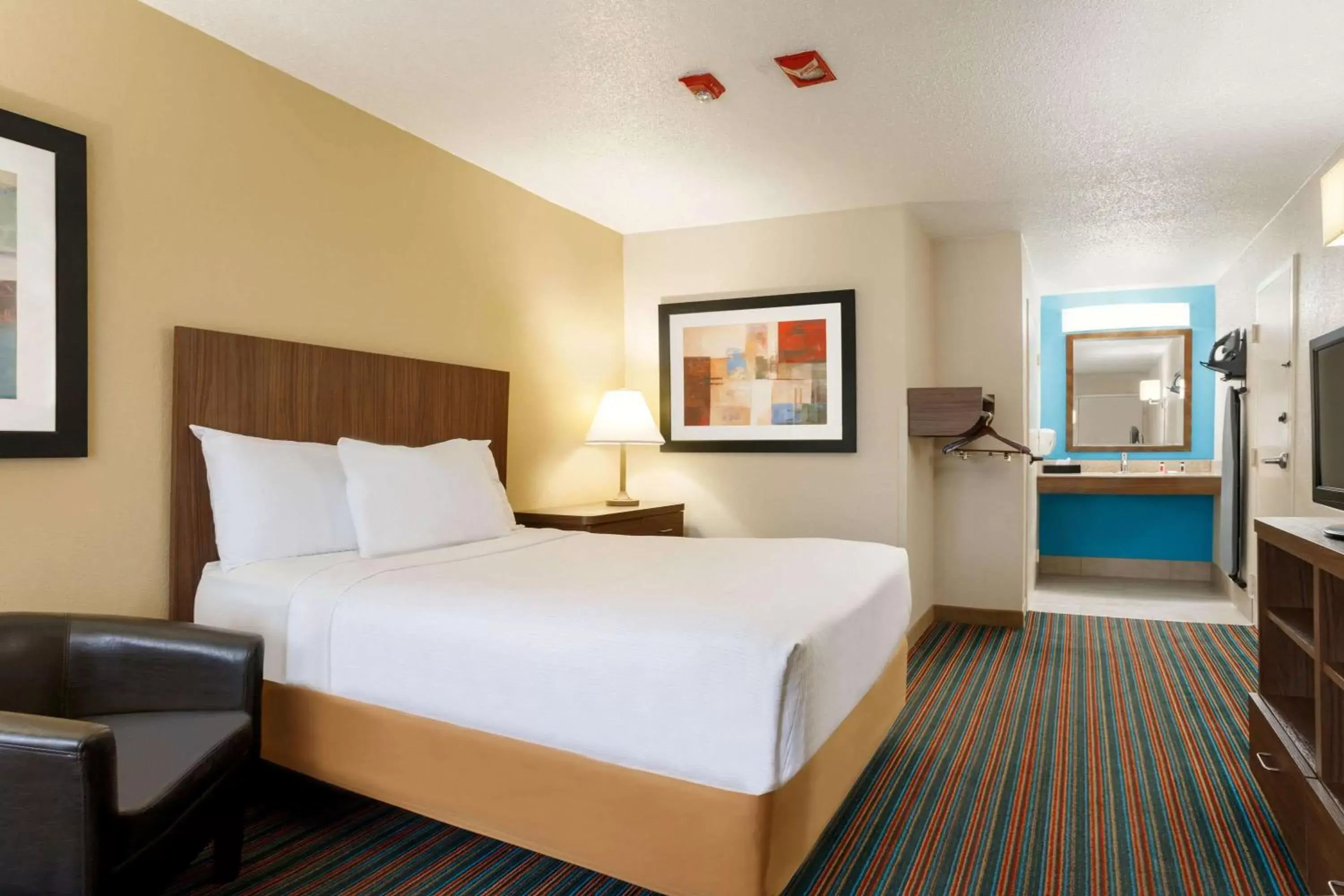 Photo of the whole room, Bed in Baymont by Wyndham Nashville Airport
