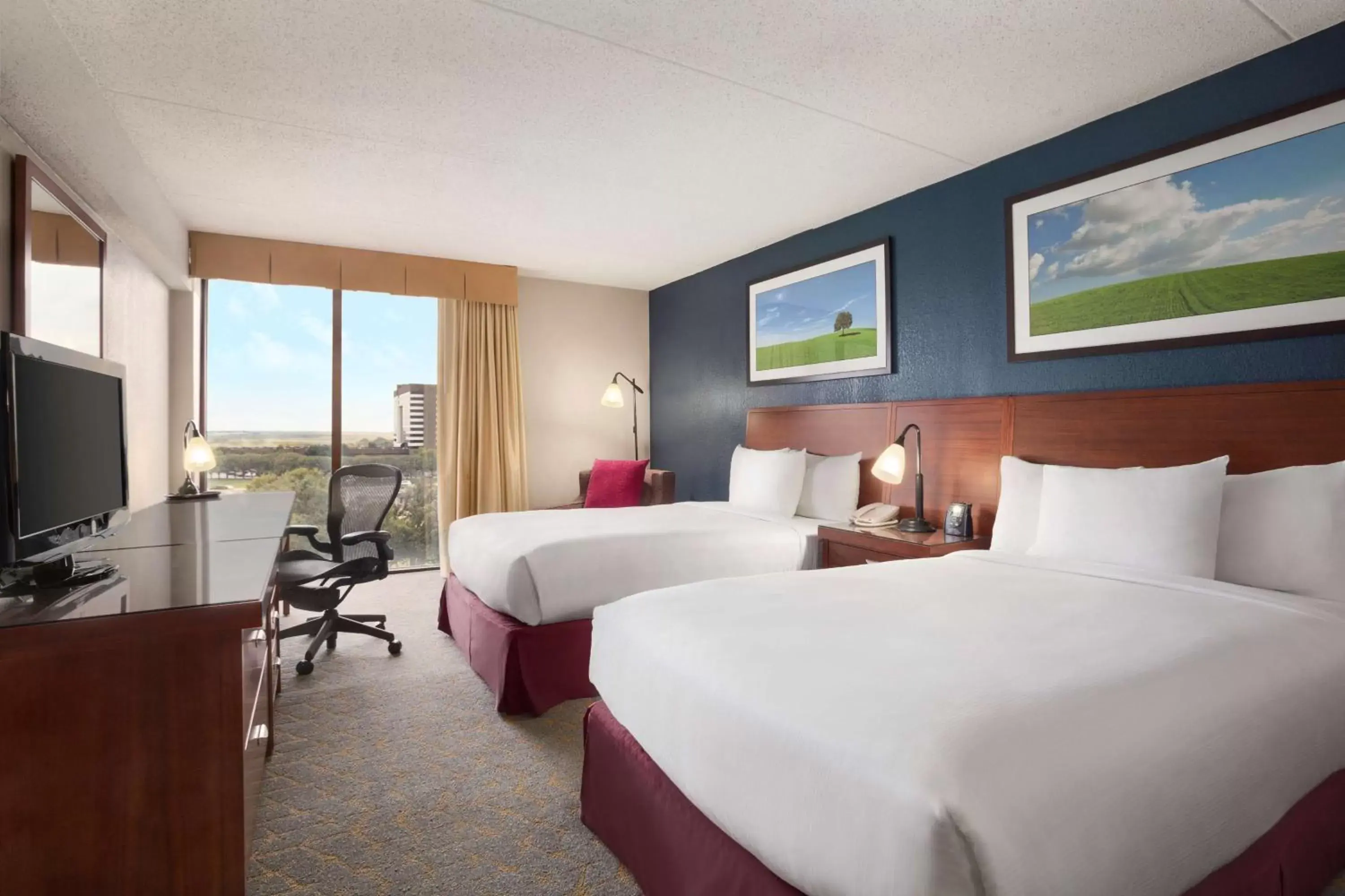 Bed in DoubleTree by Hilton DFW Airport North