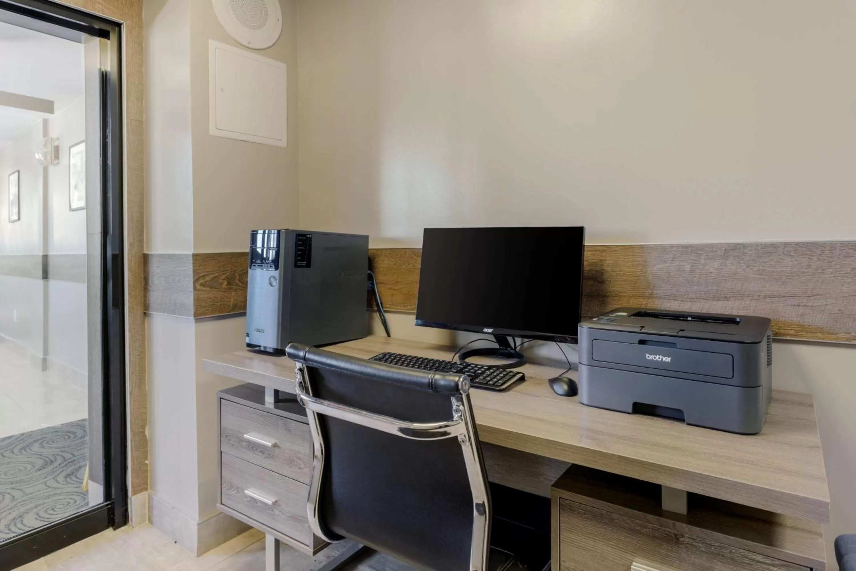 Business facilities in Best Western Plus Brooklyn Bay Hotel