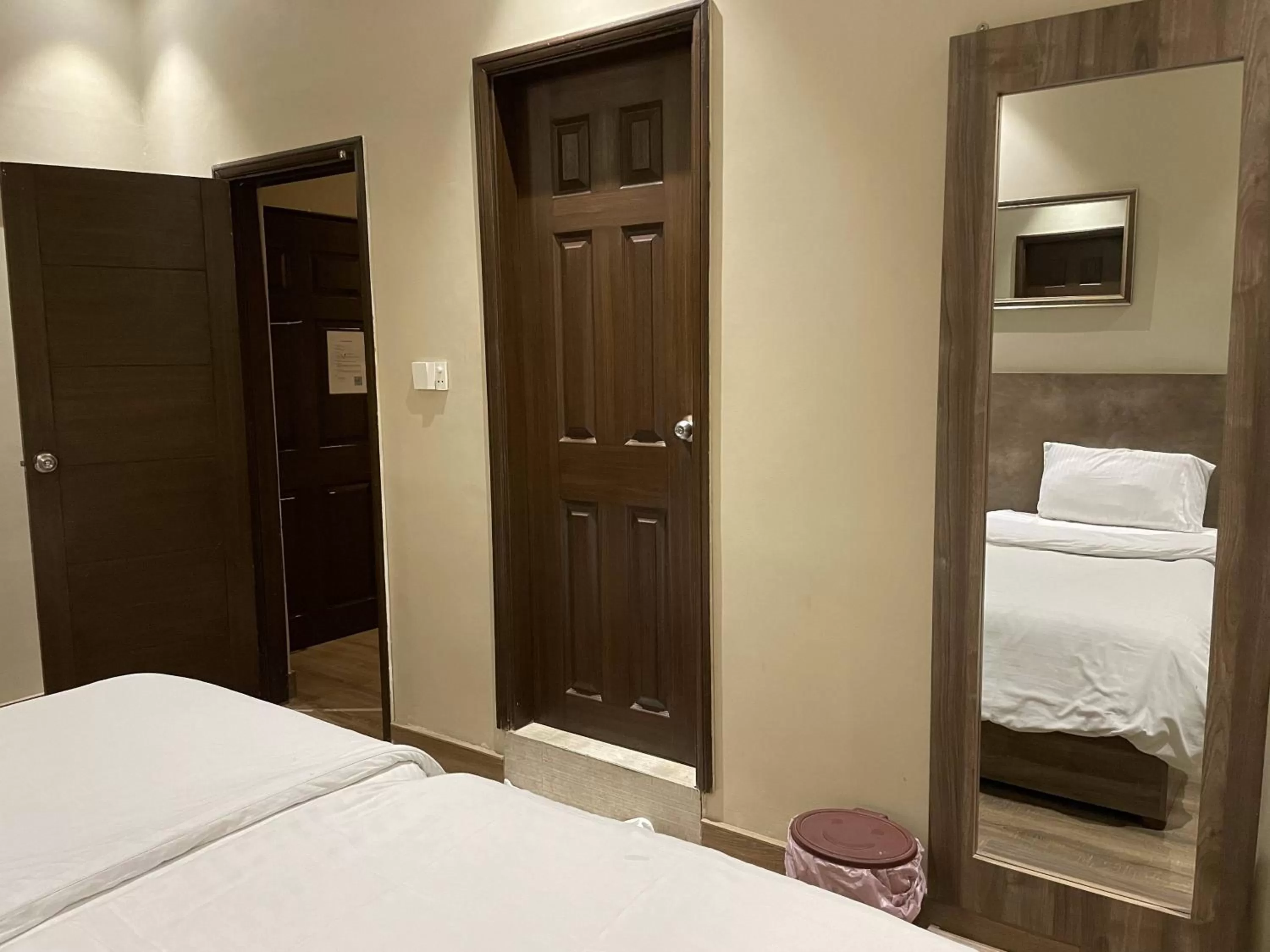 Bedroom, Bed in Hamsun Shahrah-e-Faisal