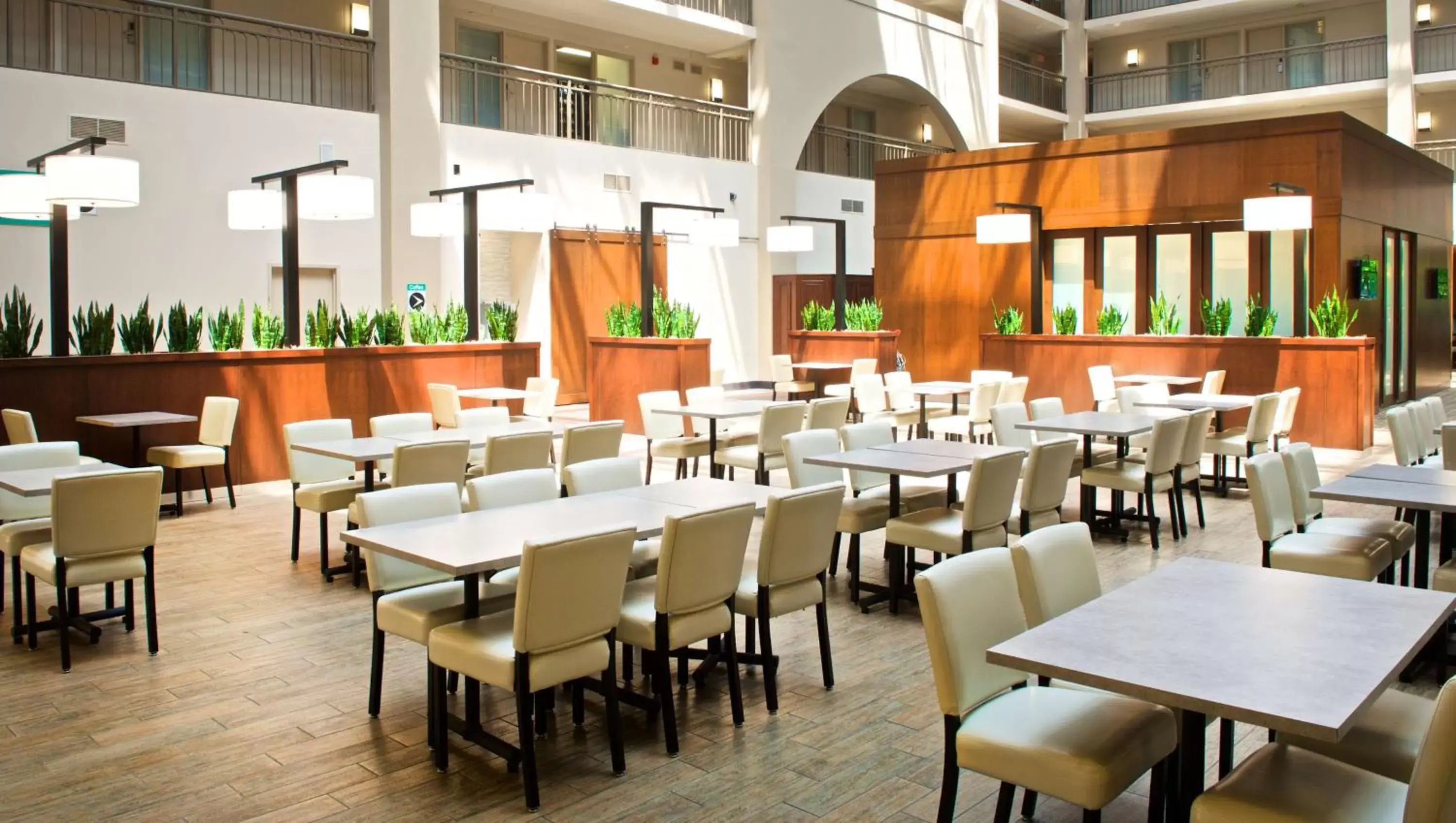 Dining area, Restaurant/Places to Eat in Embassy Suites by Hilton Cincinnati Northeast - Blue Ash