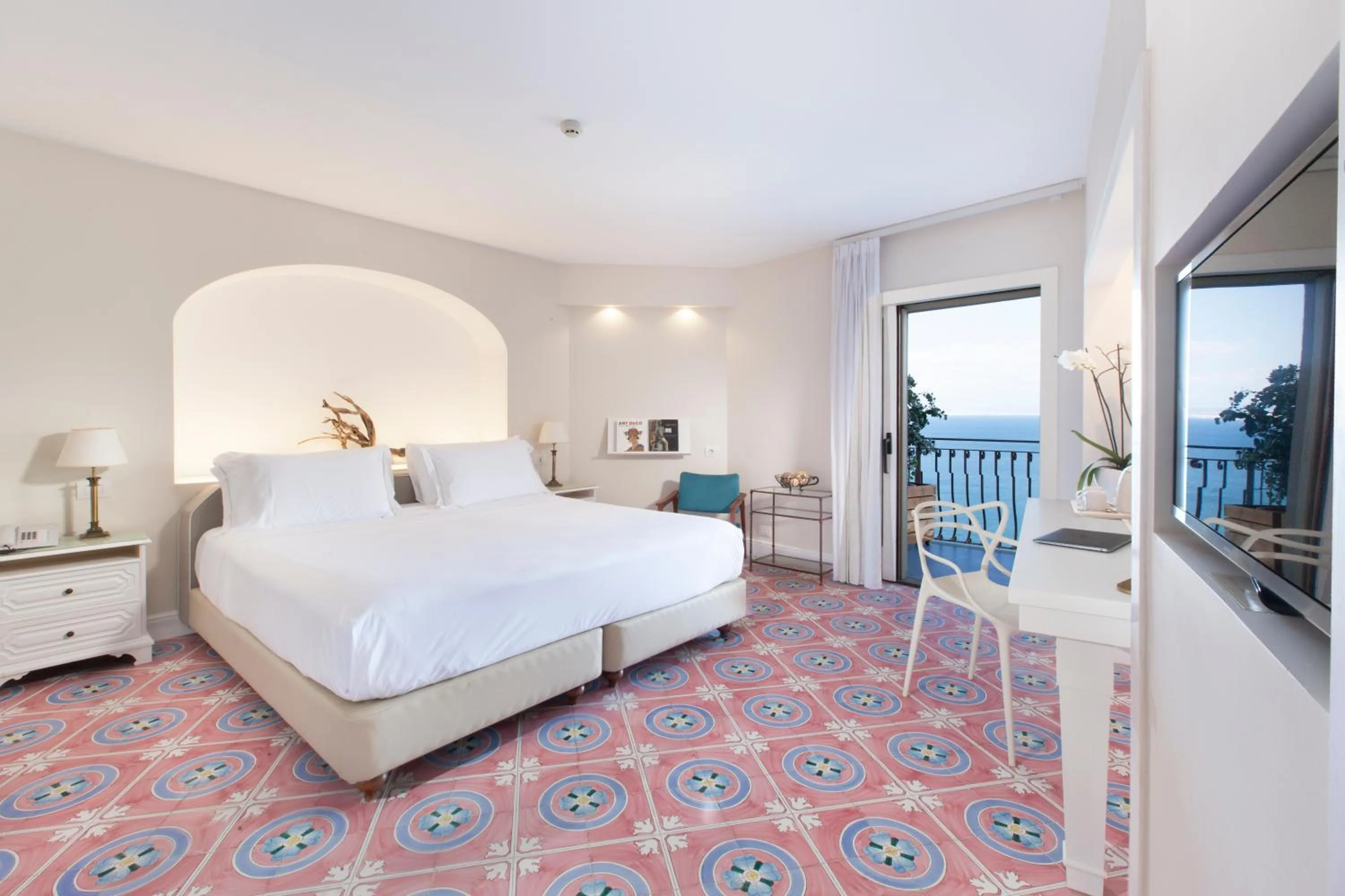 View (from property/room), Bed in Hotel Belair