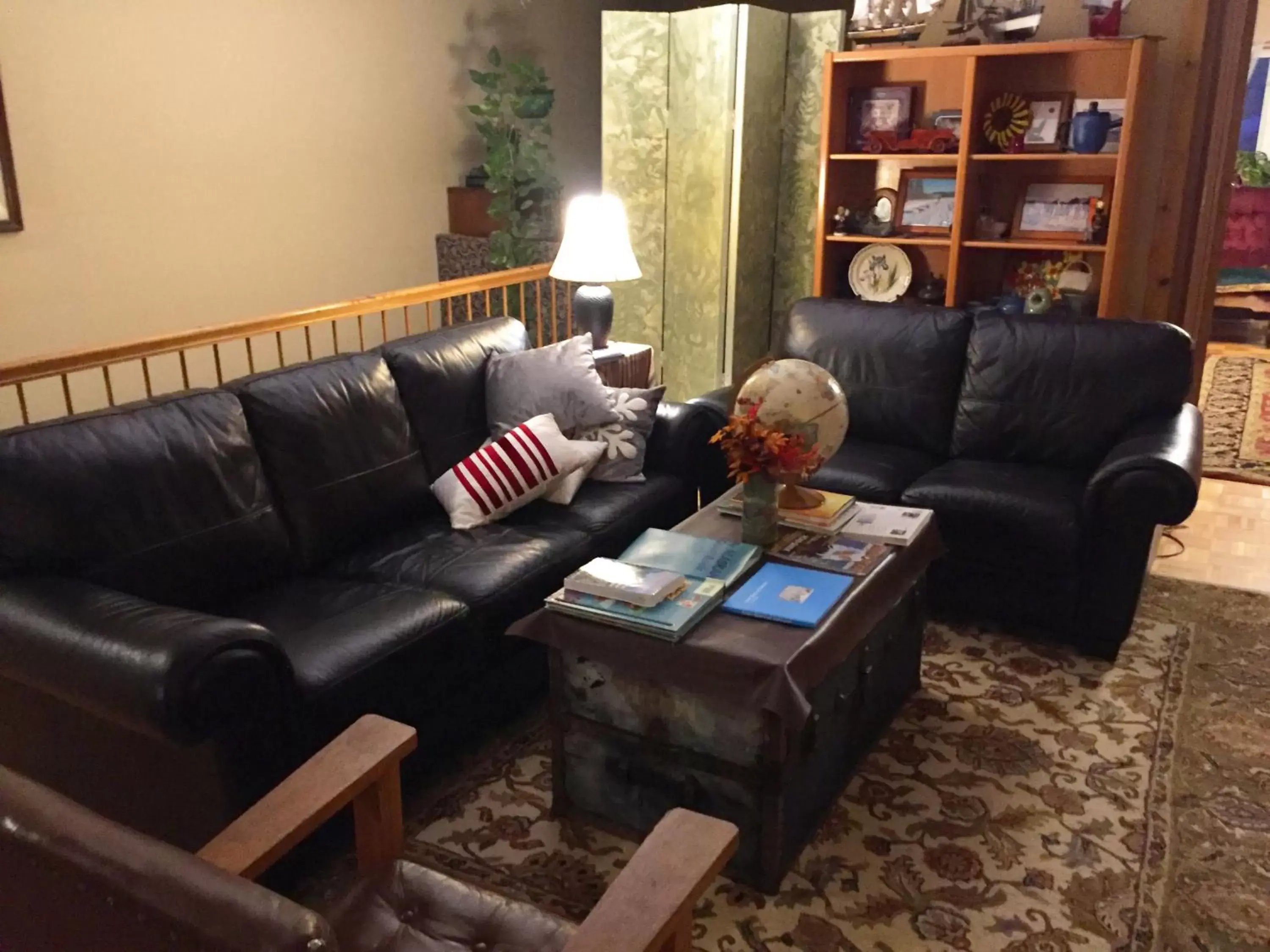 Communal lounge/ TV room, Seating Area in Alaska Grizzly Lodge