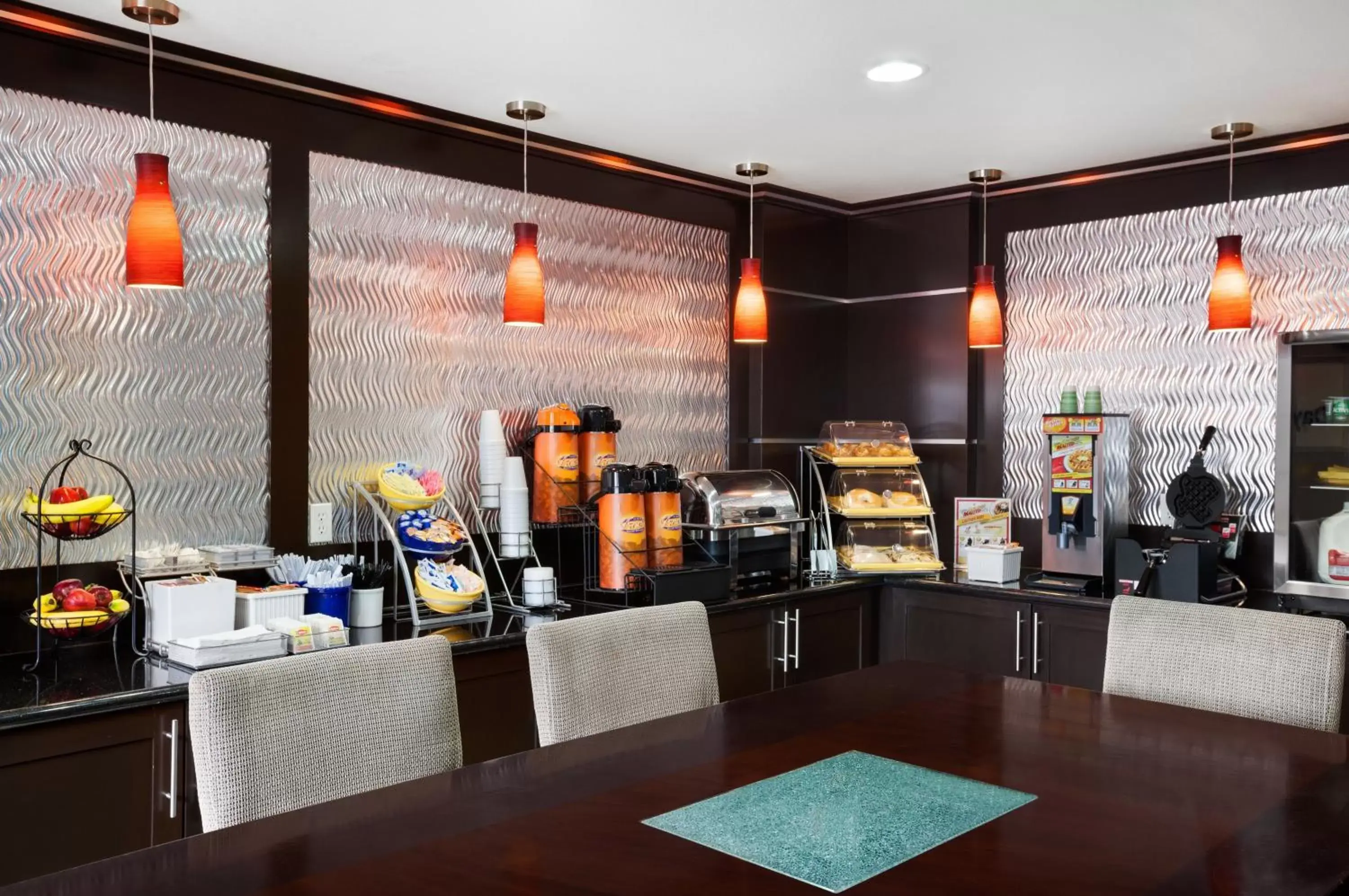 Breakfast, Restaurant/Places to Eat in Days Inn & Suites by Wyndham Conroe North