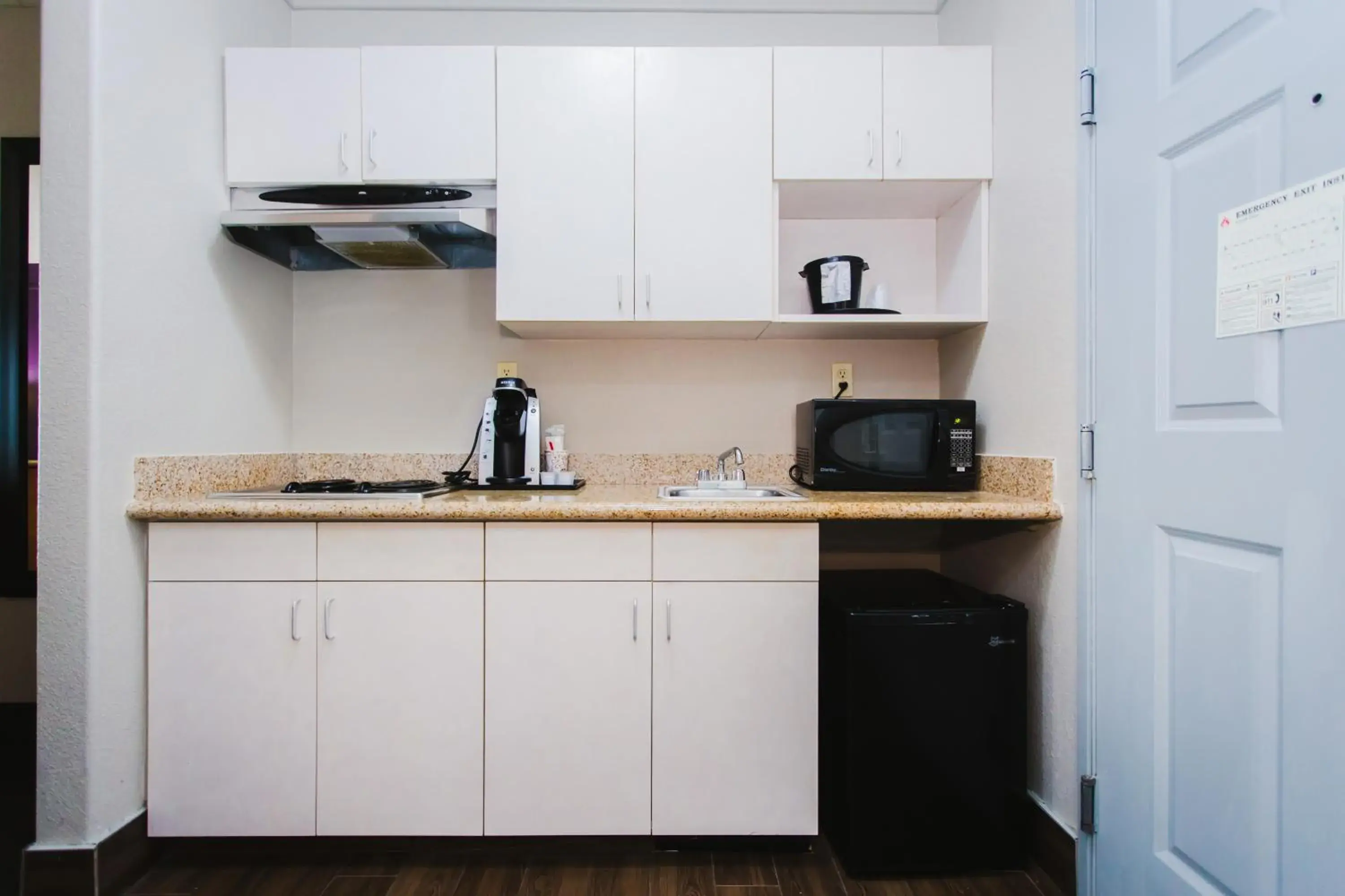 Kitchen or kitchenette, Kitchen/Kitchenette in Palacio Royale Inn Signature Katy