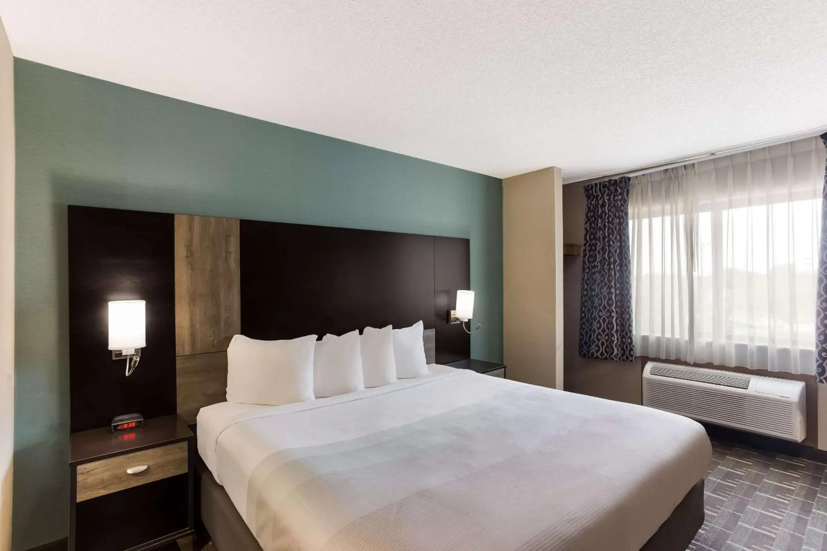 Bedroom, Bed in Quality Inn Galesburg near US Highway 34 and I-74