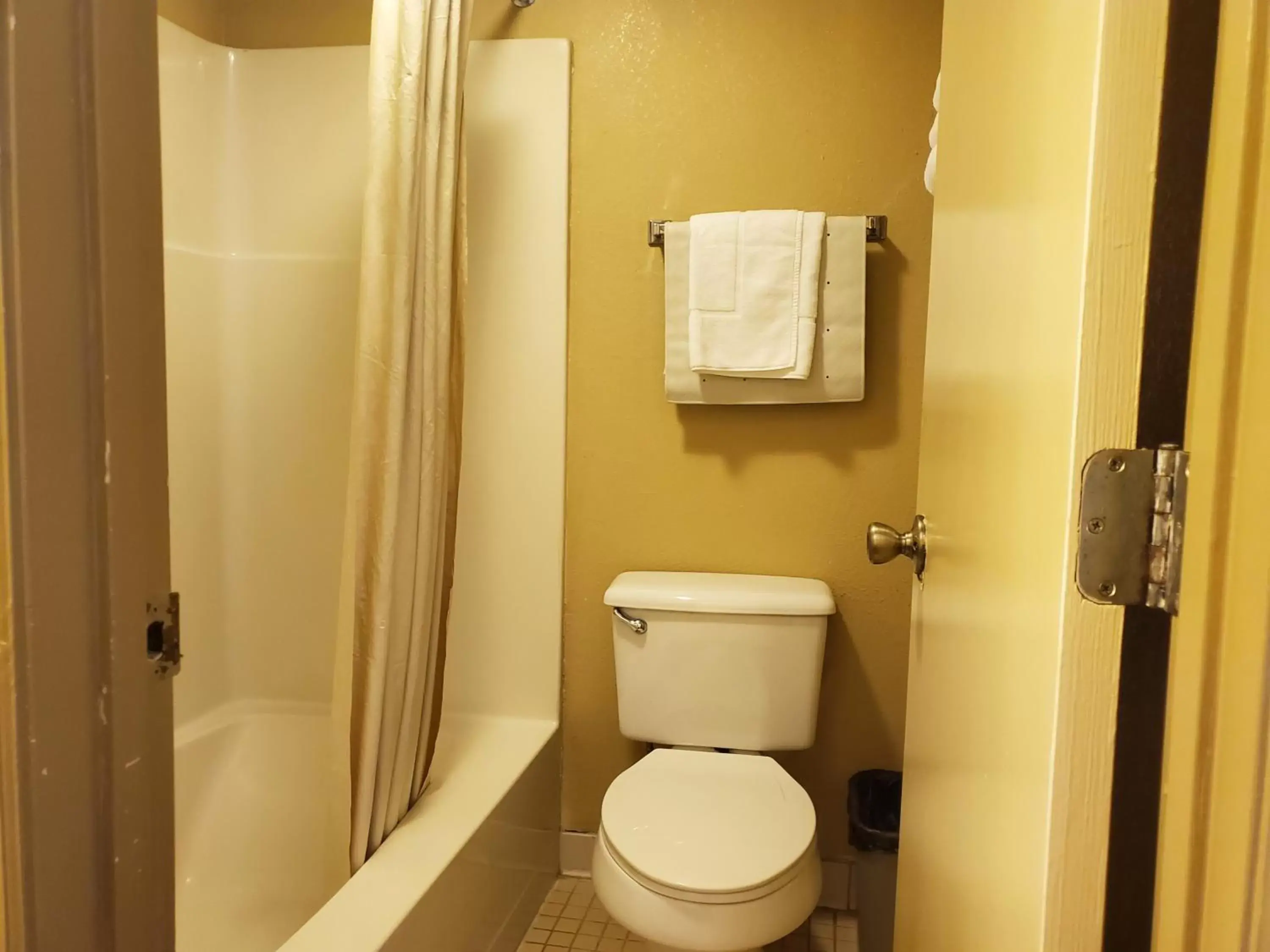 Bathroom in Colonial House Motel