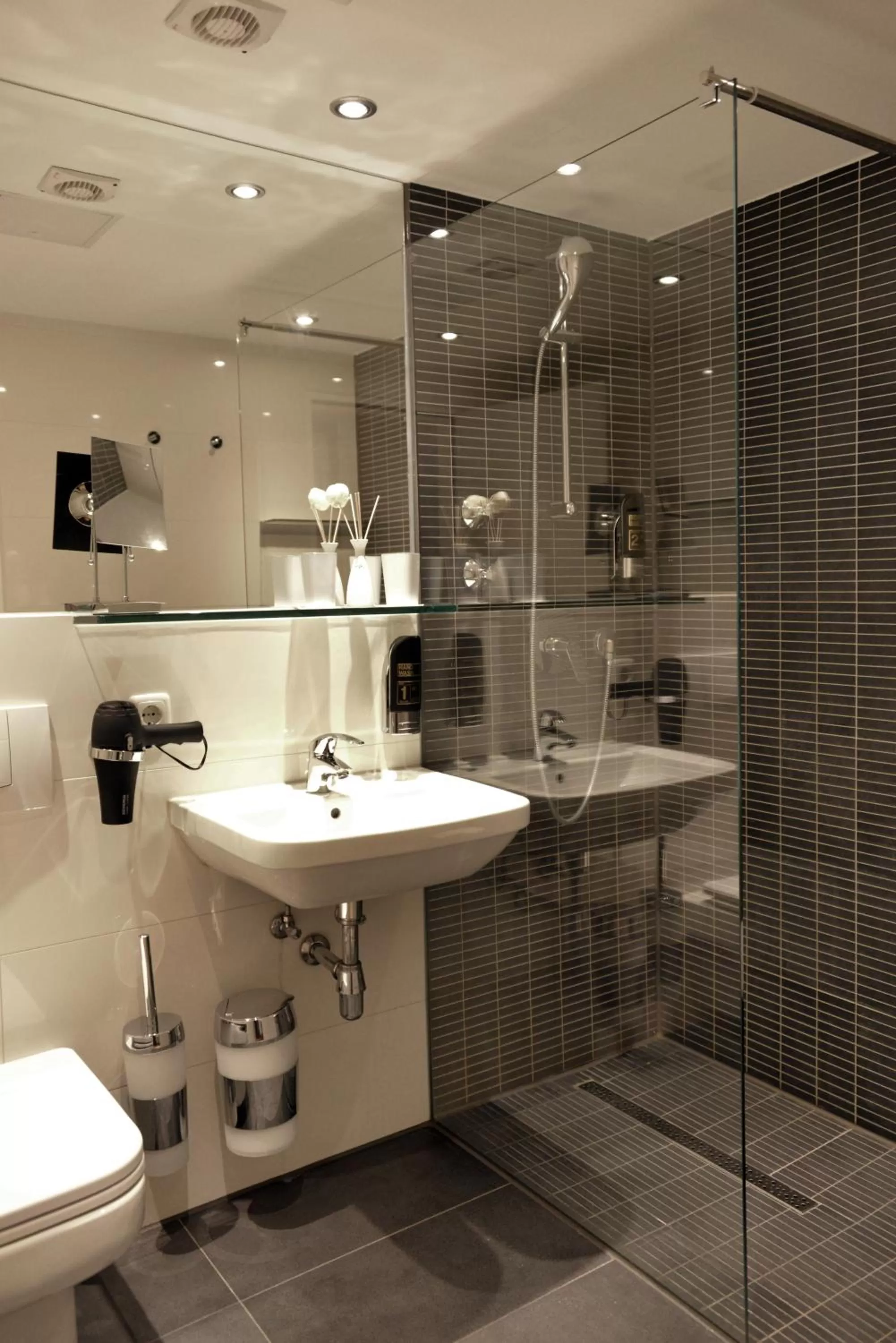 Bathroom in Arthotel Munich