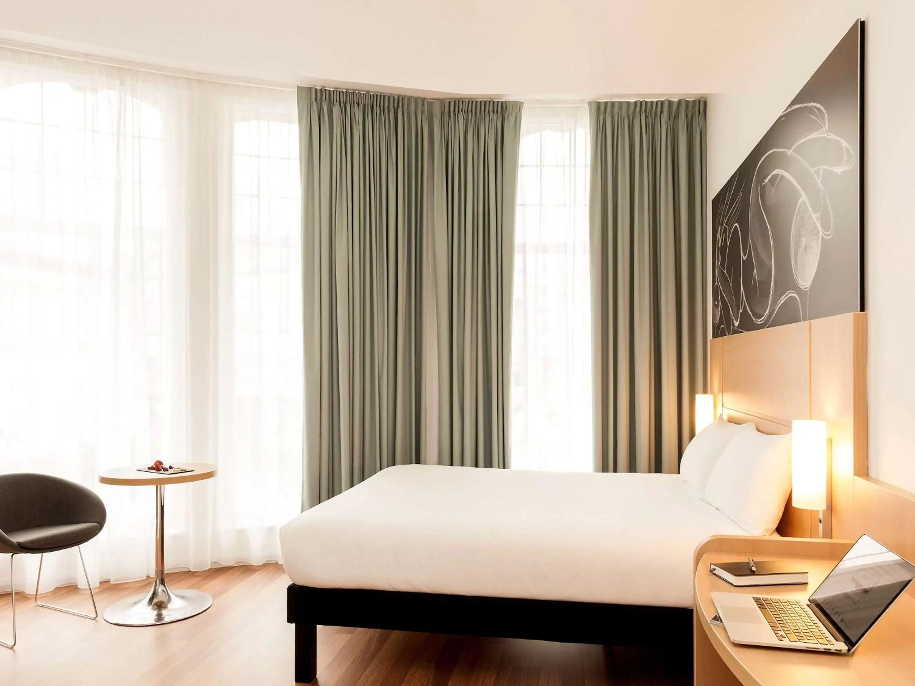 Photo of the whole room, Bed in ibis Edinburgh Centre South Bridge – Royal Mile Photo of the whole room, Bed in ibis Edinburgh Centre South Bridge – Royal Mile