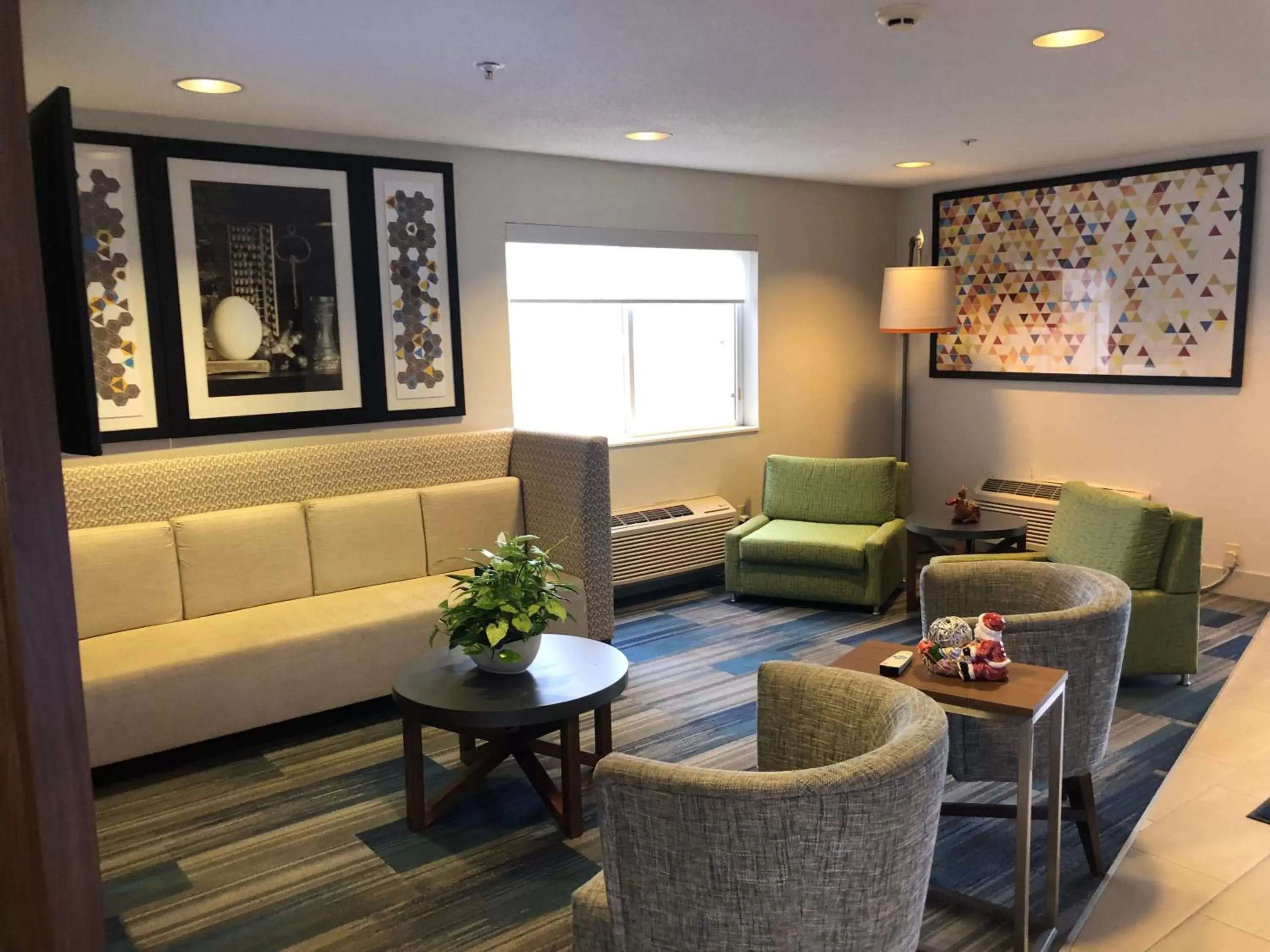 Seating Area in Holiday Inn Express Mt. Vernon, an IHG Hotel