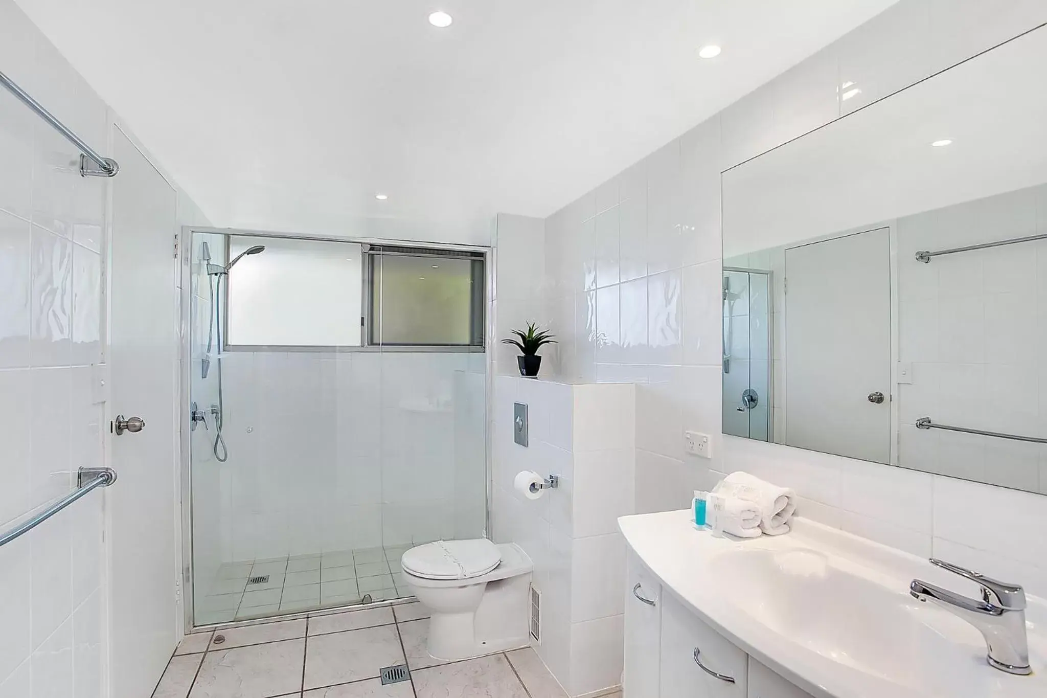 Bathroom in Solnamara Beachfront Apartments