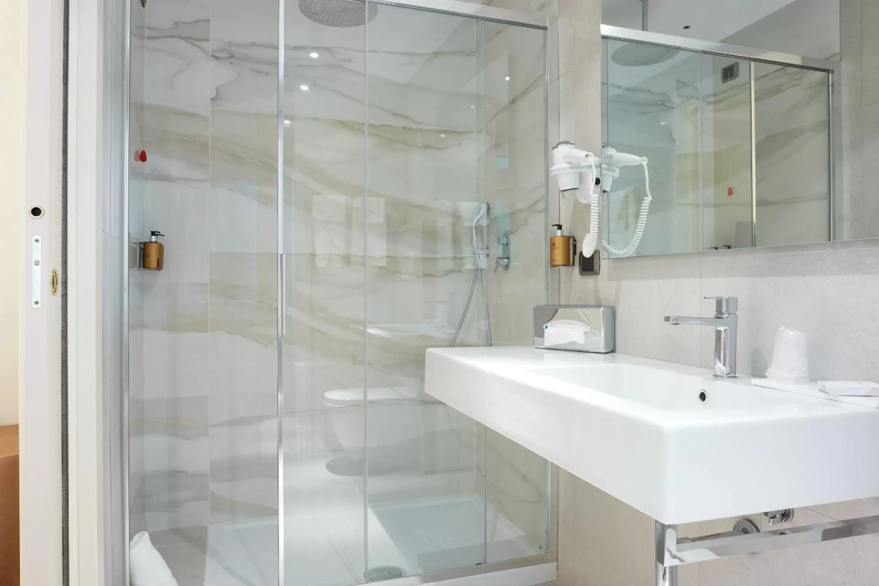 Shower, Bathroom in Doria Park Hotel