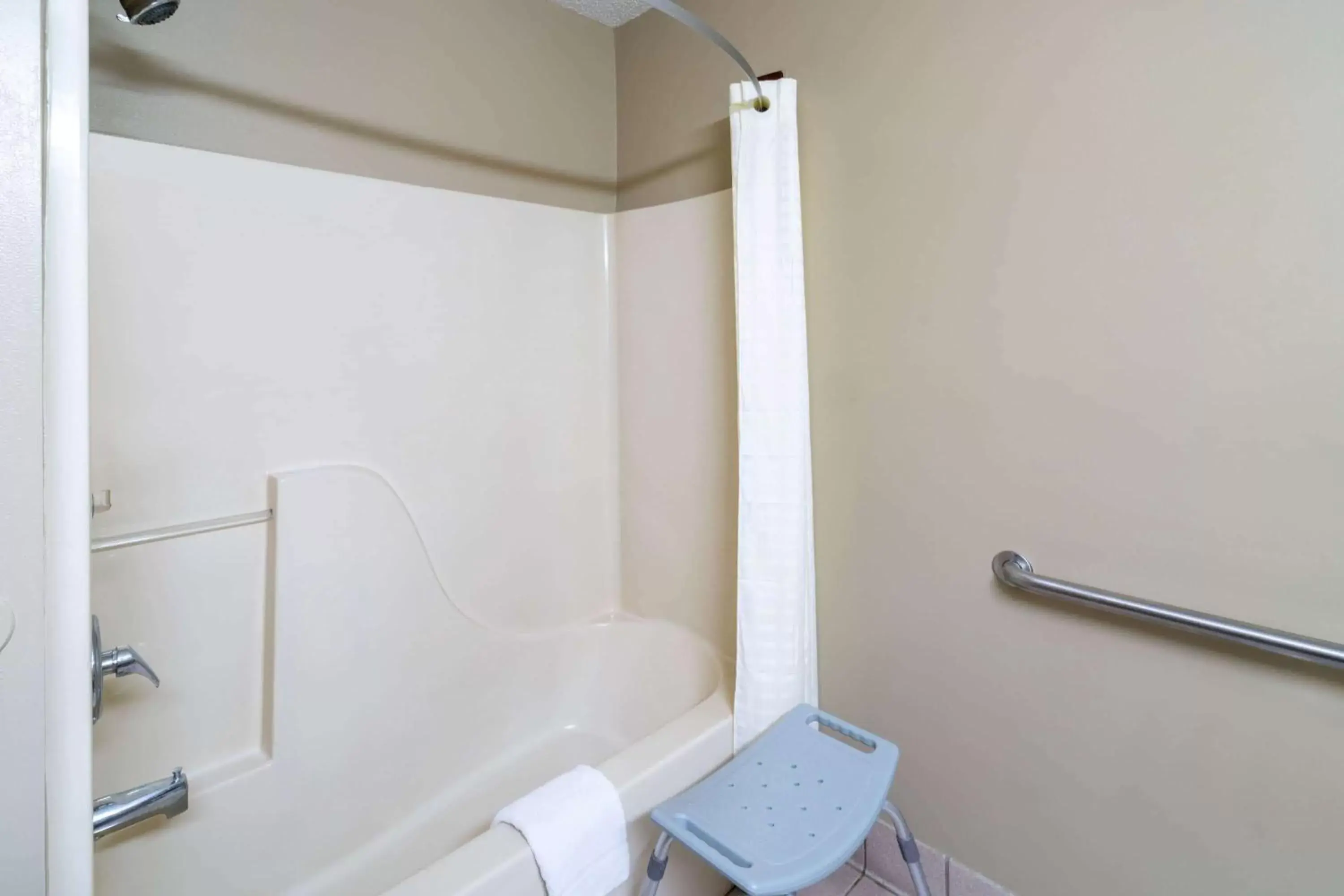 Bathroom in Super 8 by Wyndham Shepherdsville - Louisville South I65