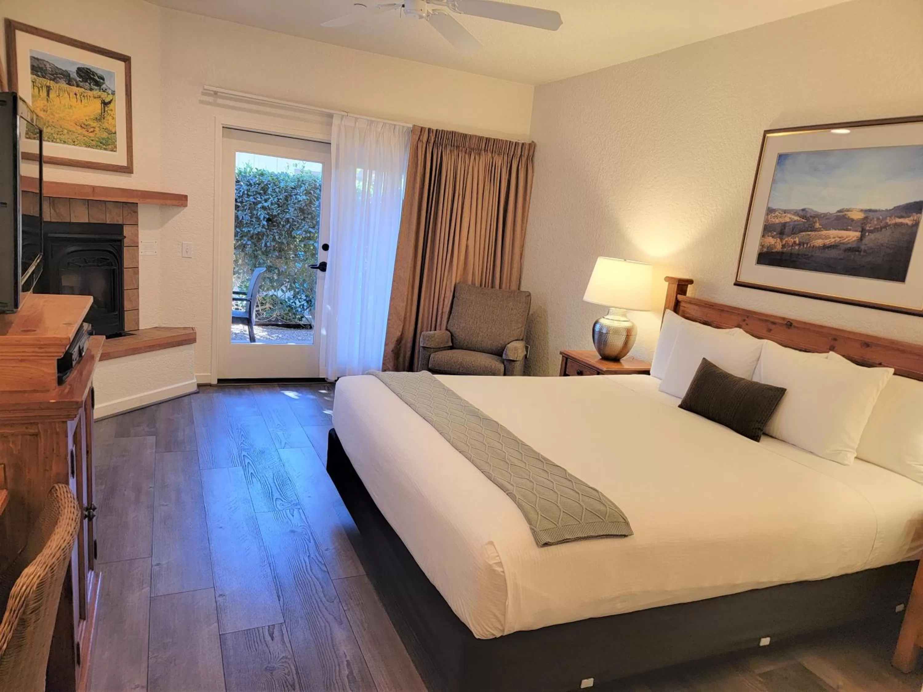 Bedroom, Bed in El Pueblo Inn