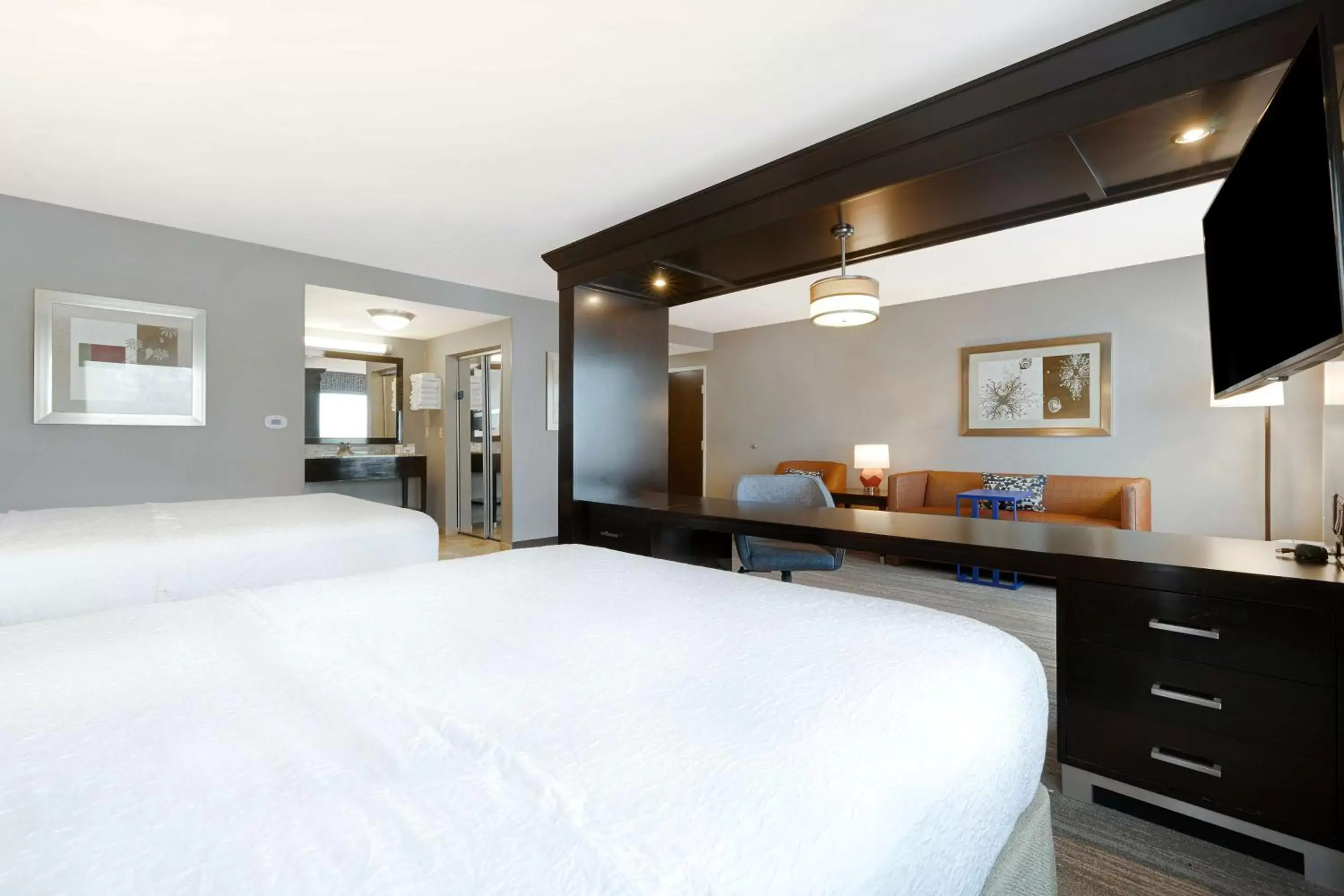 Living room, Bed in Hampton Inn & Suites Seattle/Federal Way