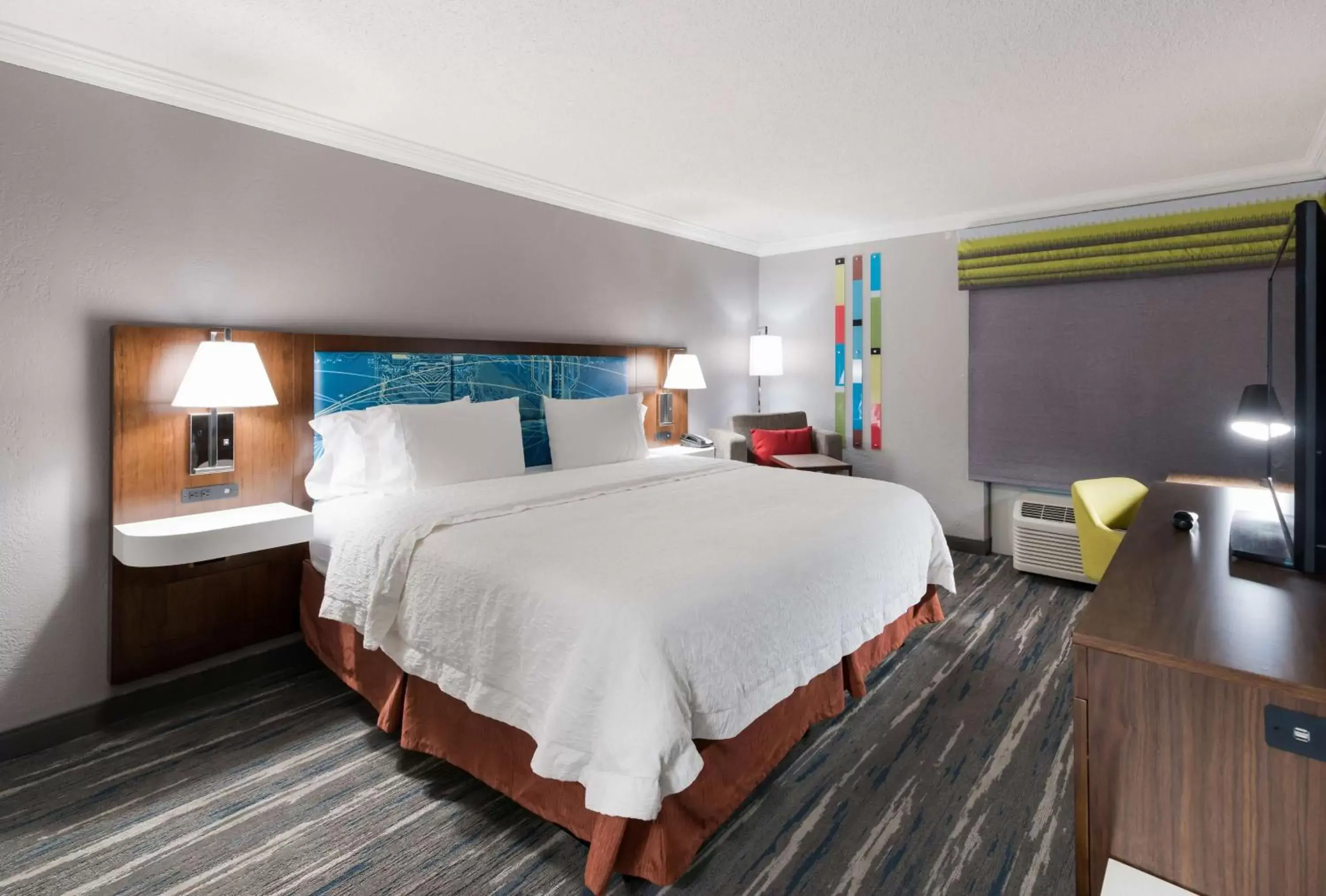 Bed in Hampton Inn & Suites Chicago-Hoffman Estates