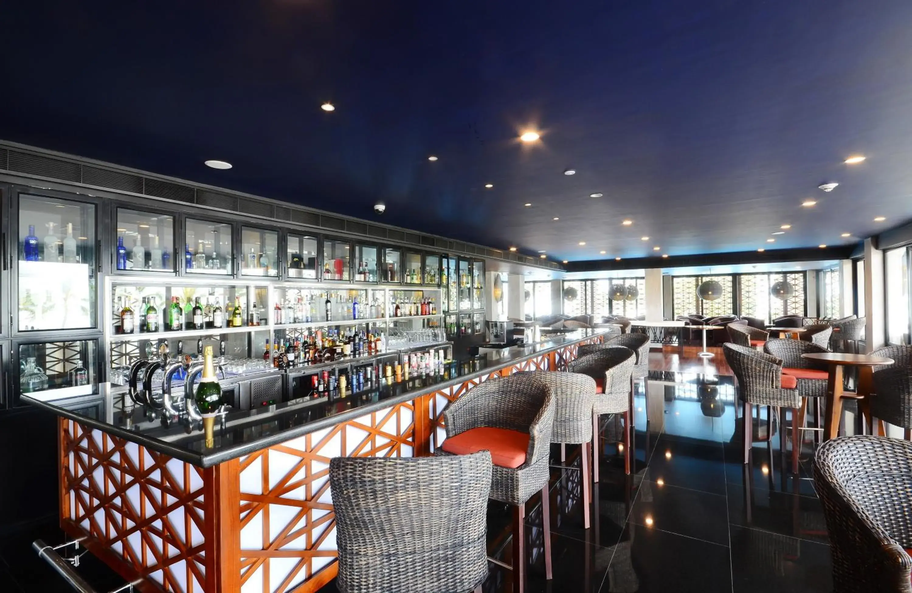 Lounge or bar in Cinnamon Bey Beruwala Lounge or bar in Cinnamon Bey Beruwala