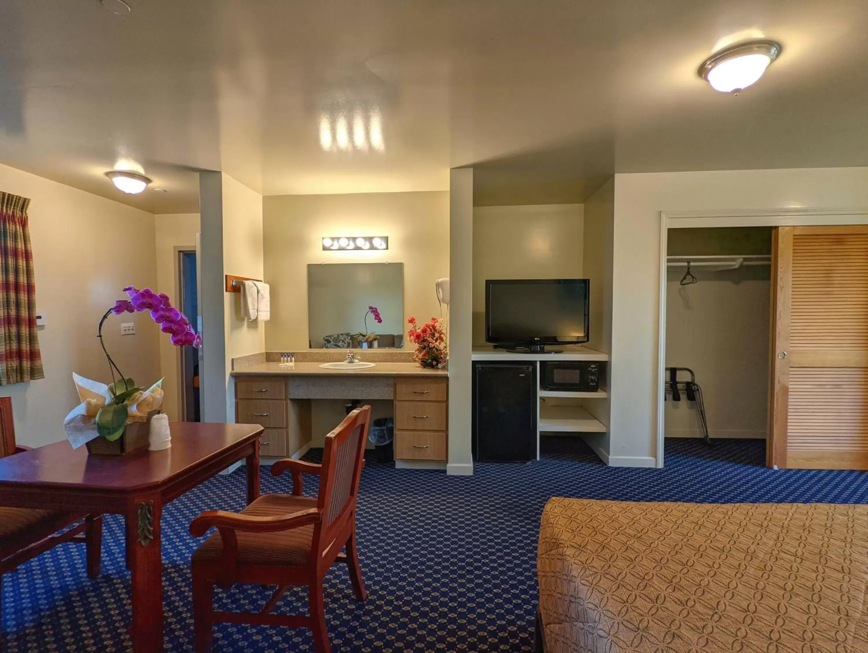 TV and multimedia, Kitchen/Kitchenette in Americas Best Value Inn Oxnard-Port Hueneme