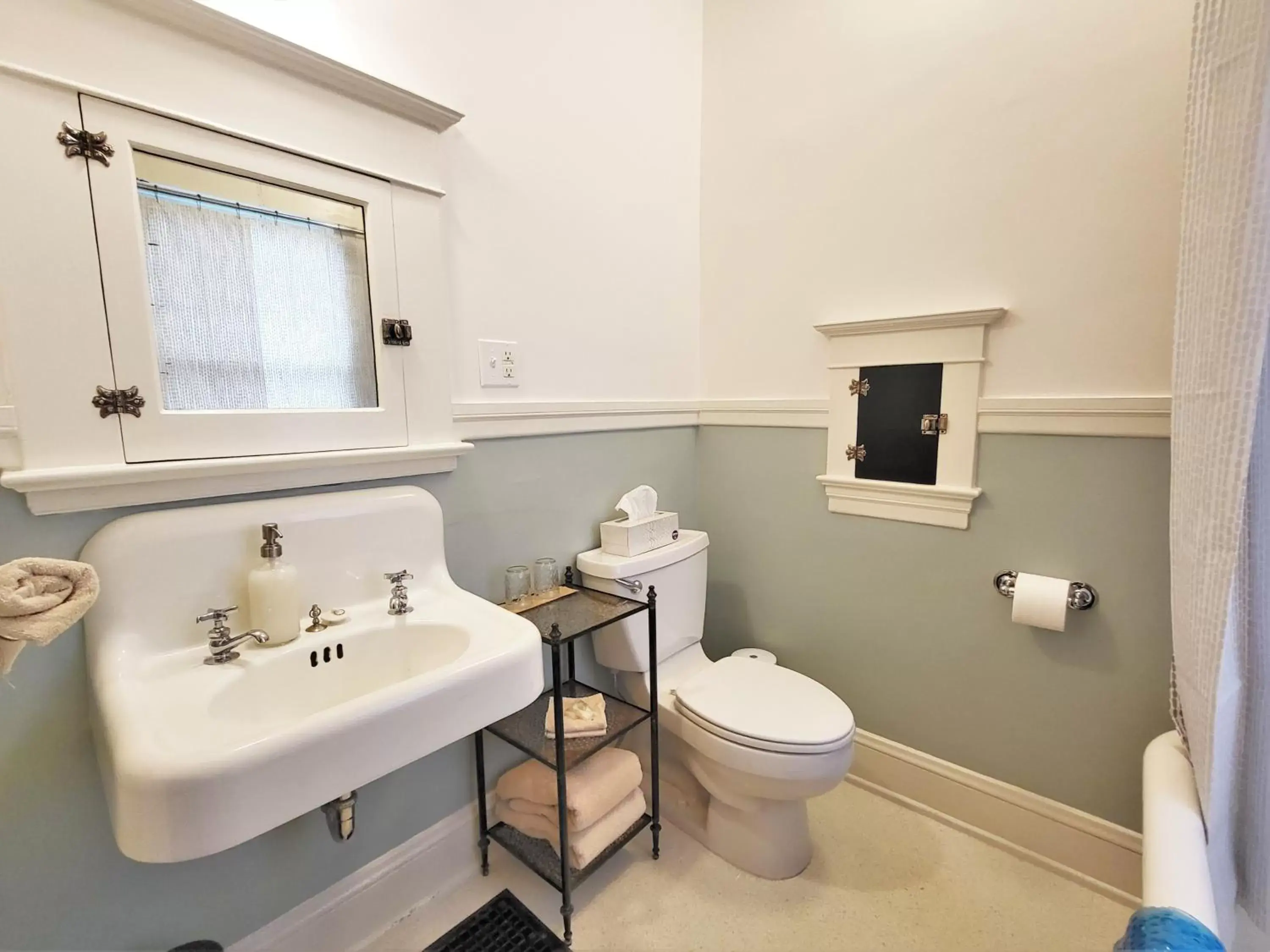 Bathroom in Bluebird Guesthouse