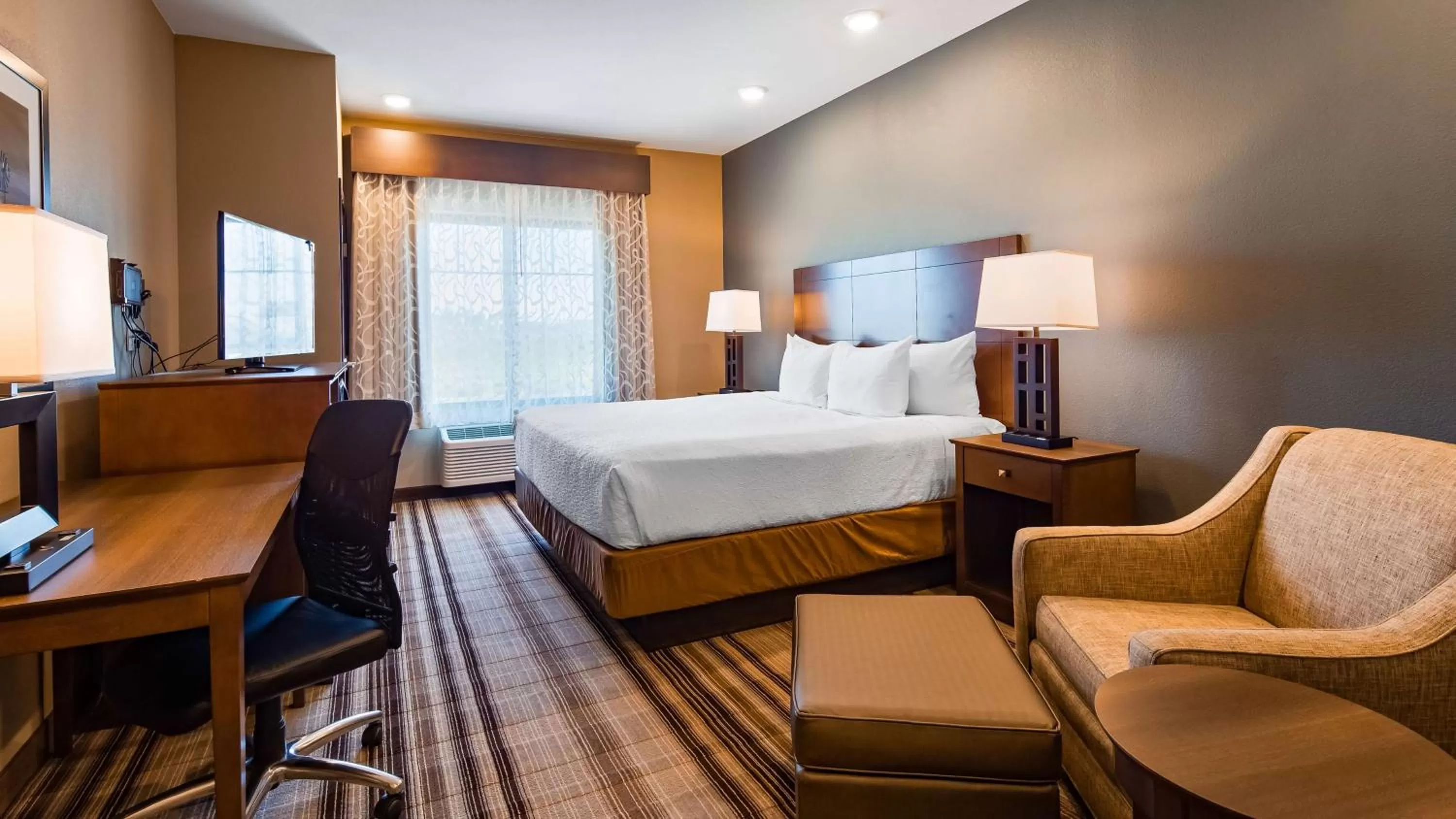 Bedroom, Bed in Best Western Plus Overland Inn