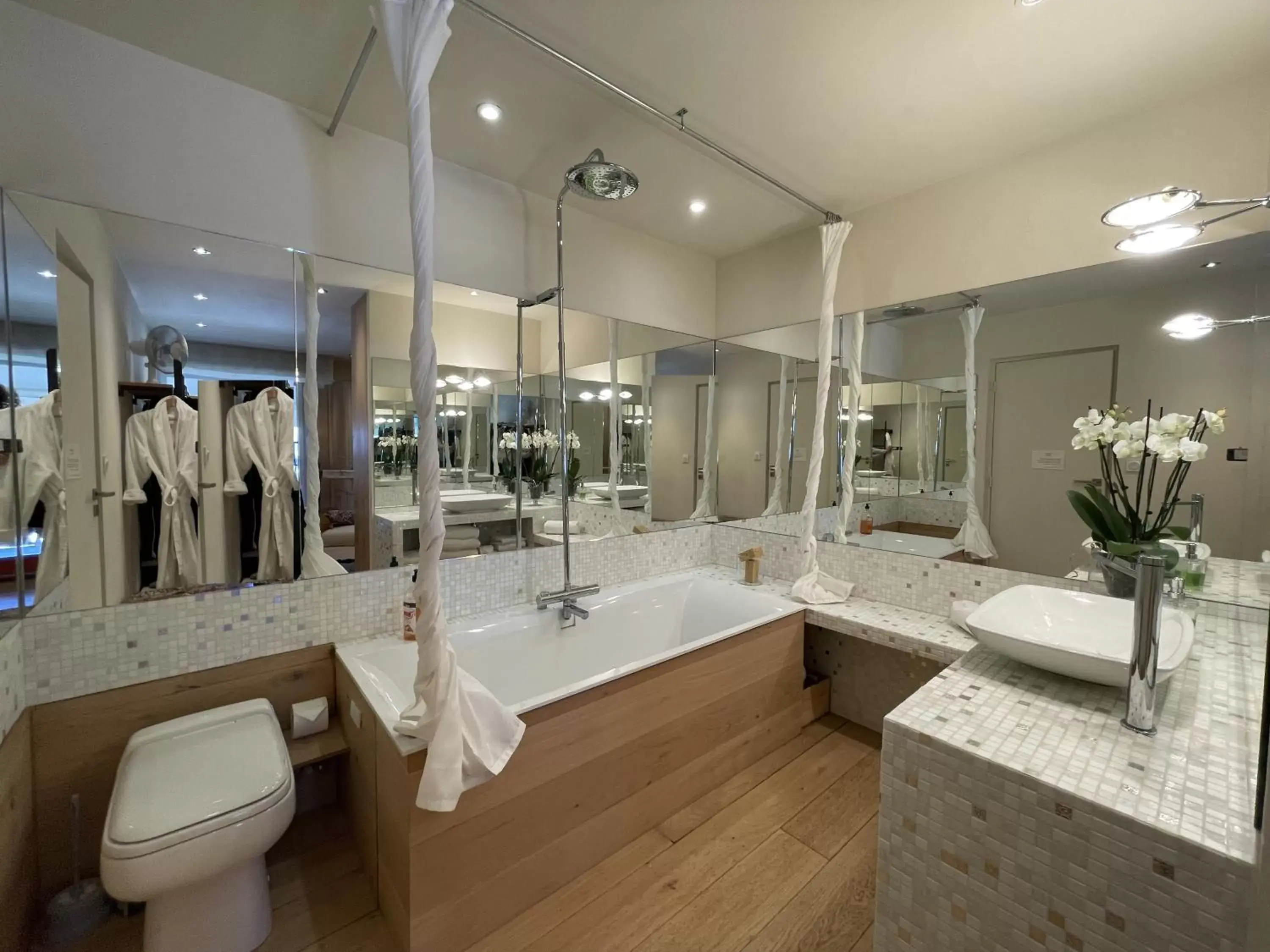 Bathroom in suite Fortuny