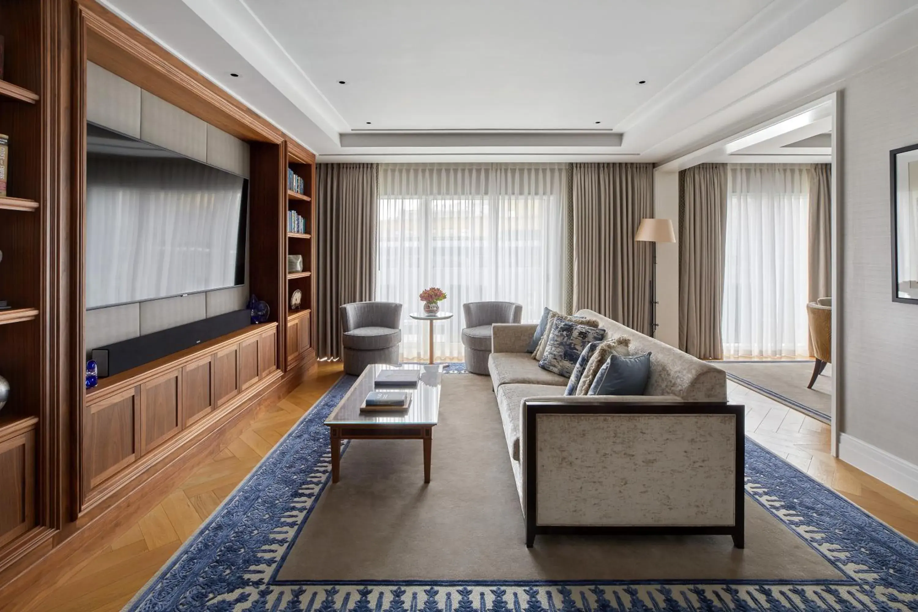 Living room, Seating Area in Four Seasons Hotel London at Ten Trinity Square