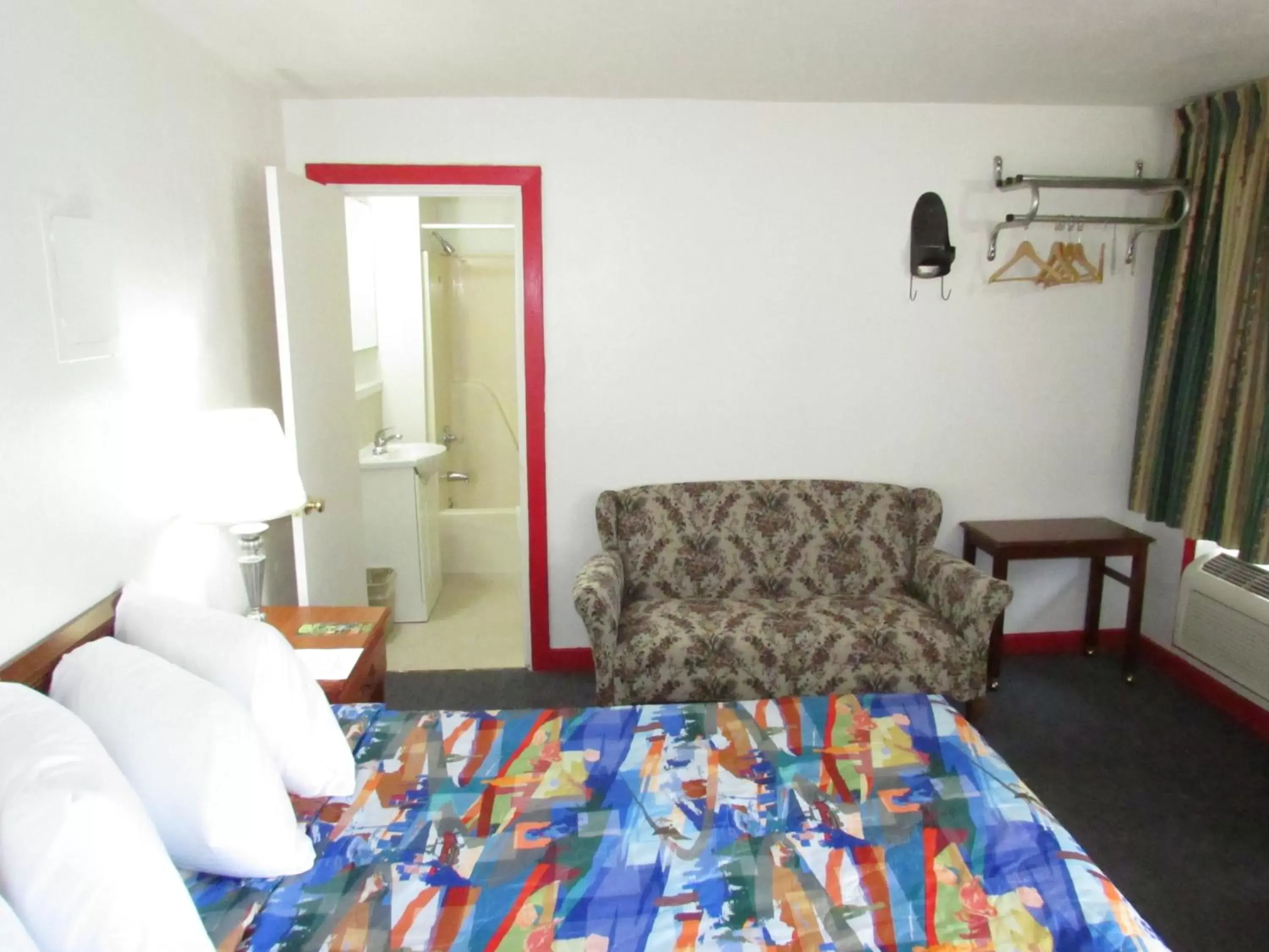 Photo of the whole room, Bed in Parsons Inn and Extended Stay