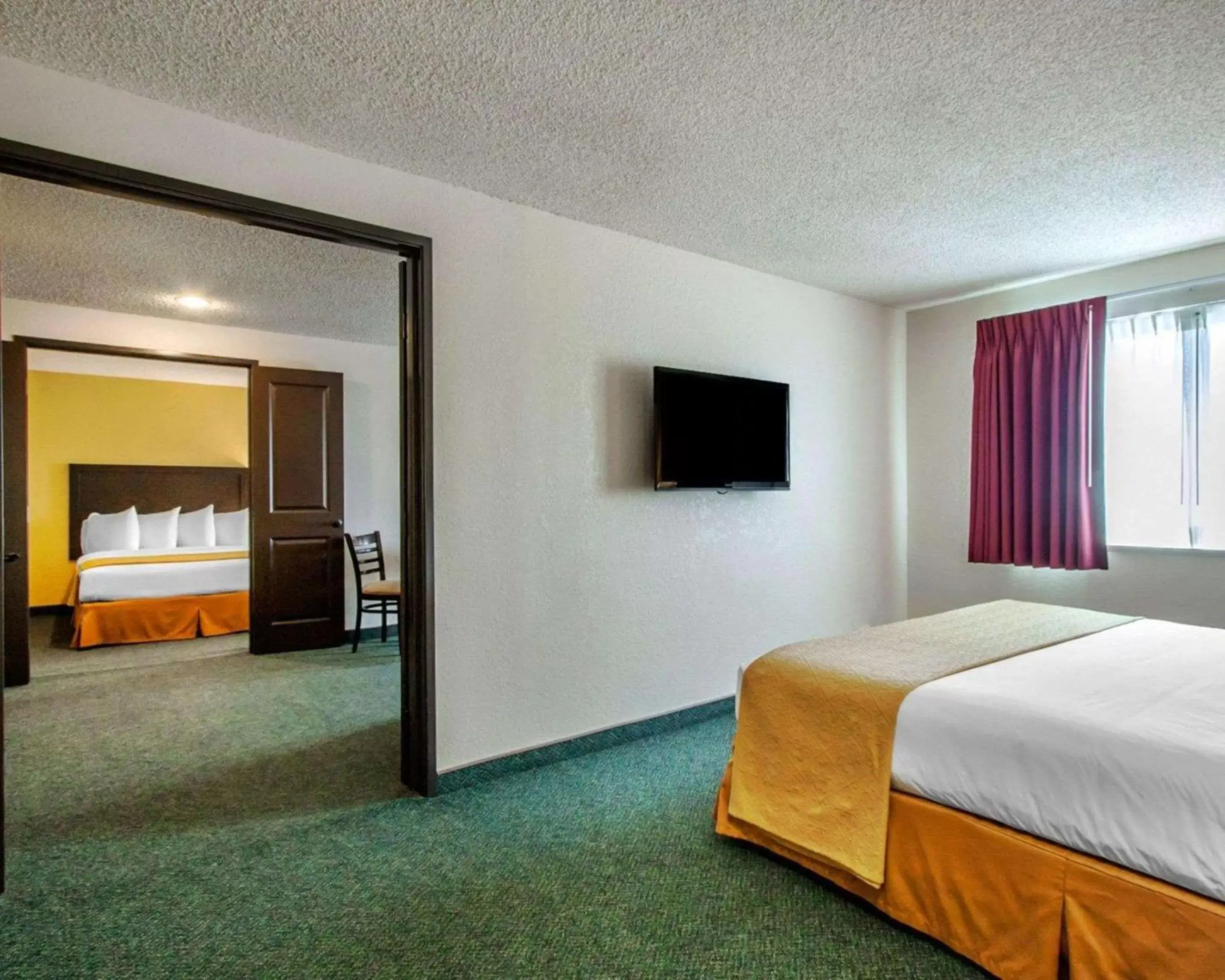 Photo of the whole room, Bed in Quality Inn & Suites Springfield