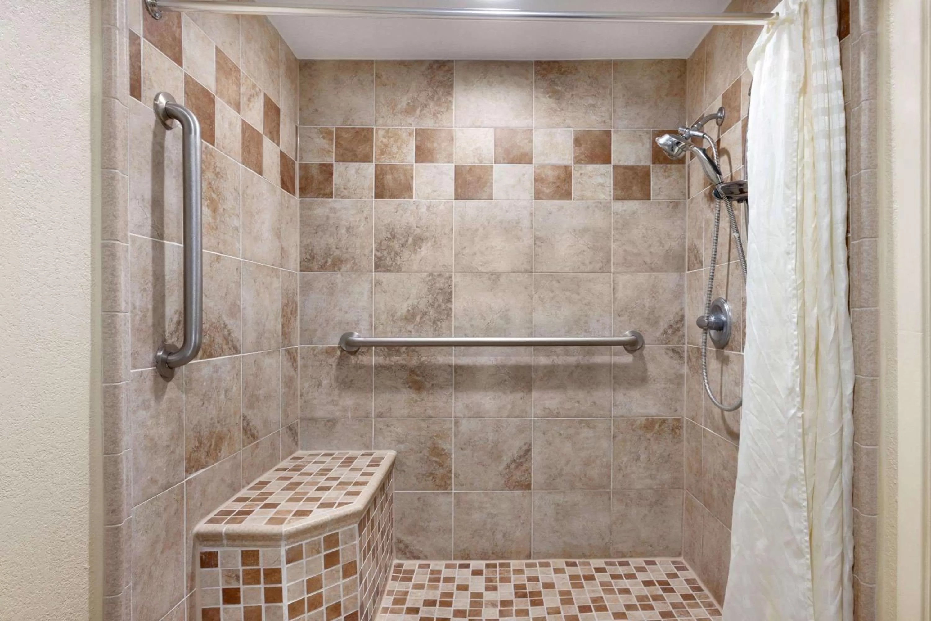 Bathroom in Super 8 by Wyndham Ruston