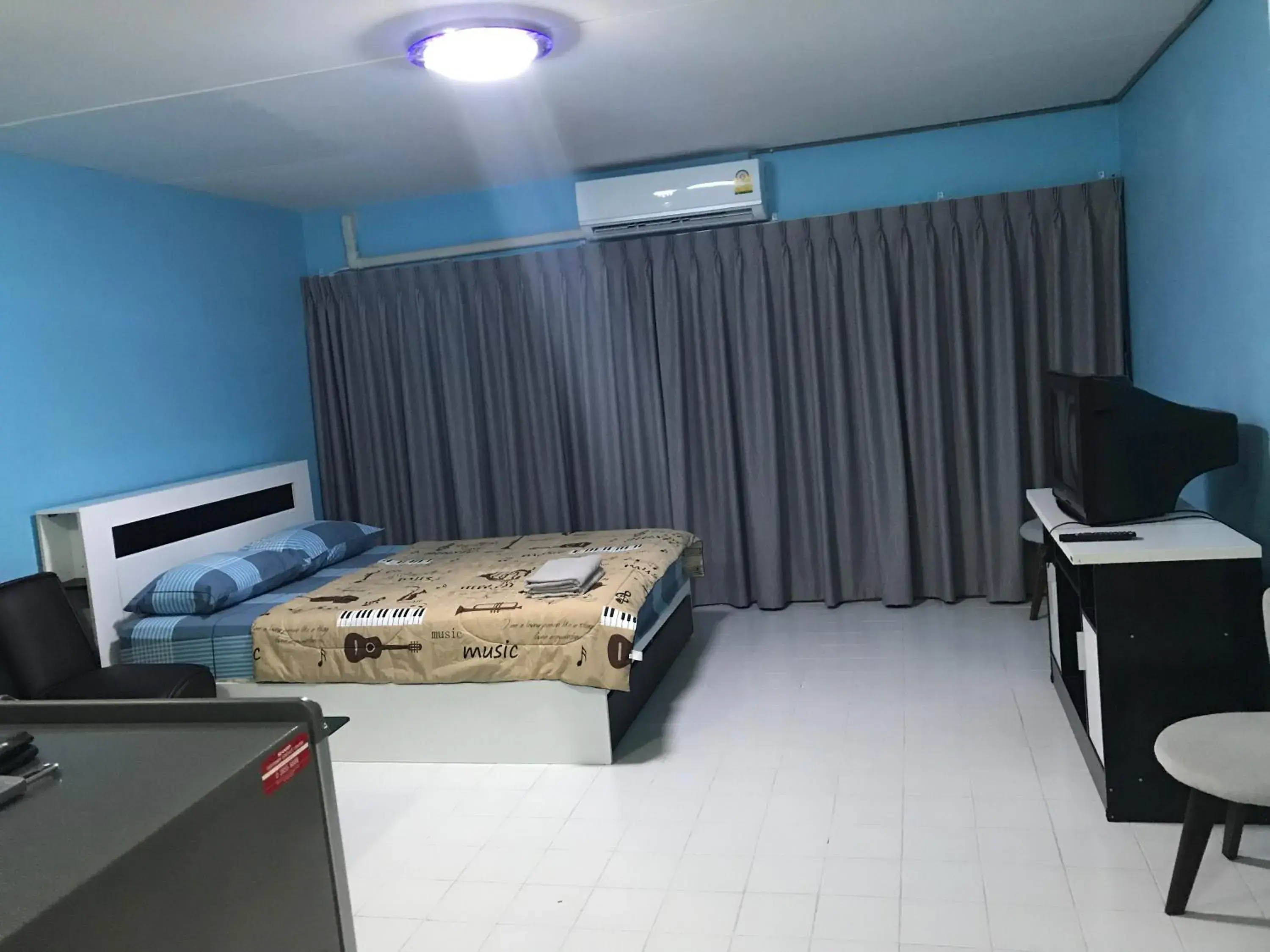 Photo of the whole room, Bed in Muangthongthani Rental/Khun Dan
