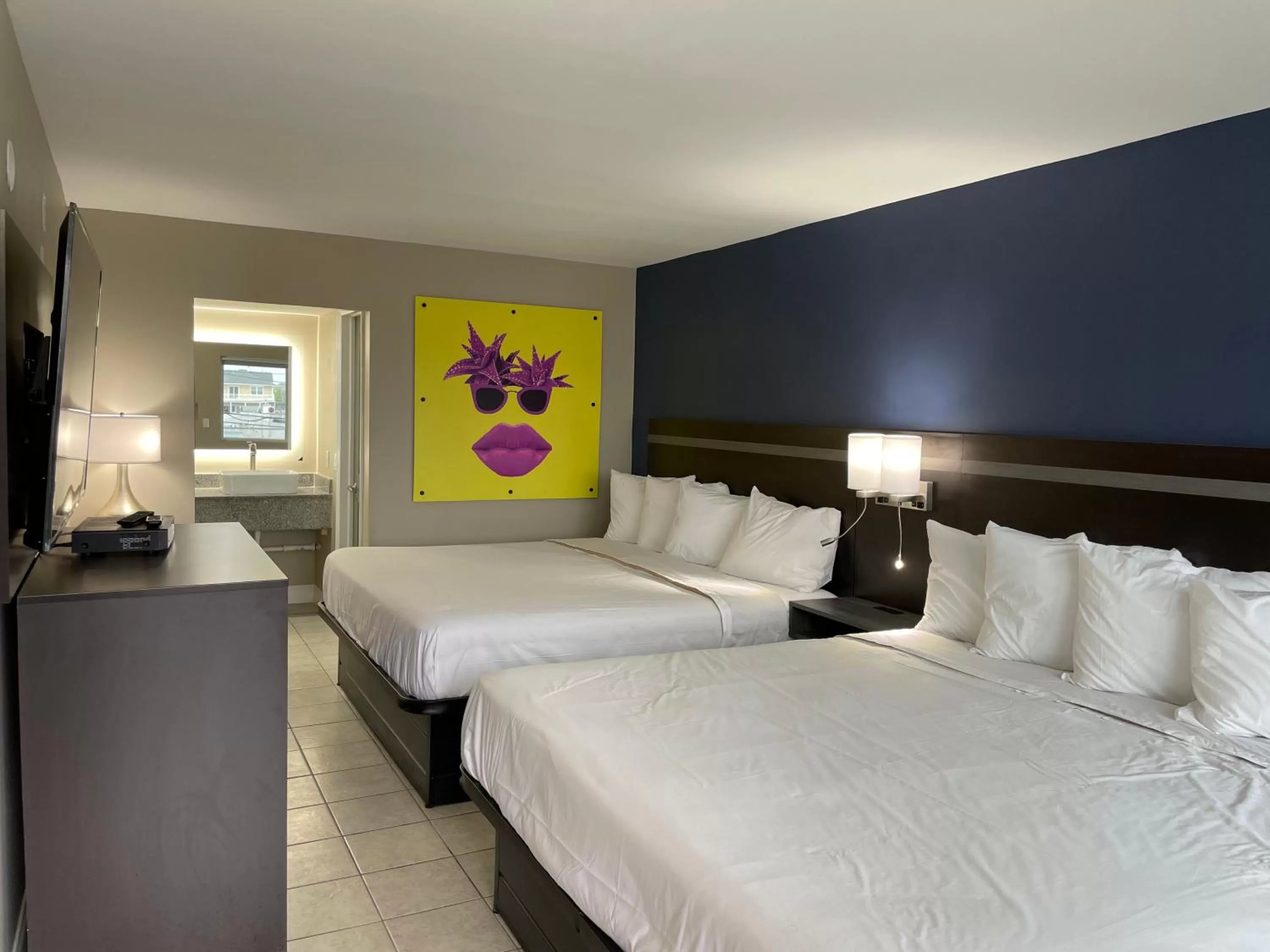 Photo of the whole room, Bed in Seaside Sands Inn