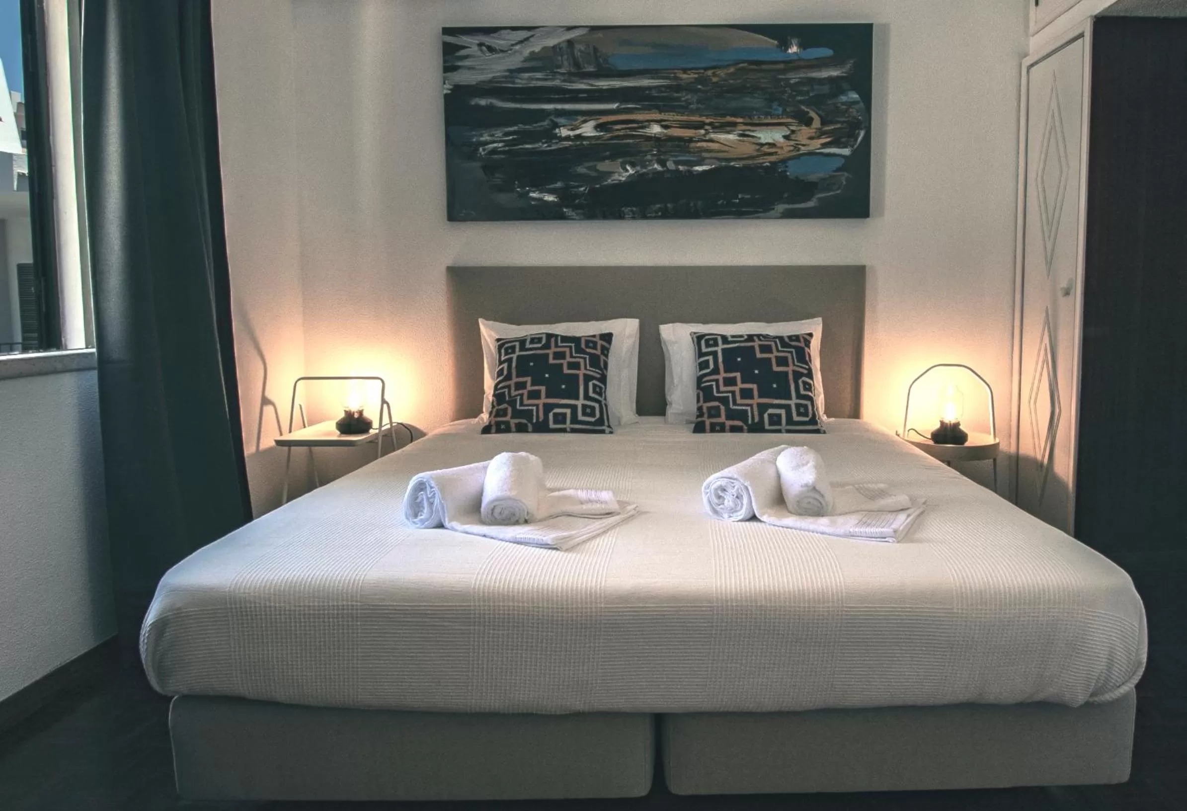 Bed in Pine House - Faro Airport, Beach and City Center